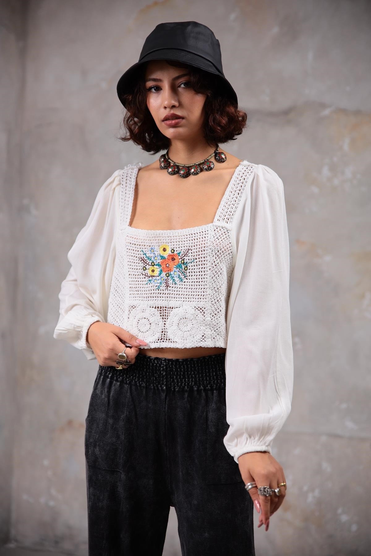 Beyaz Kare Yaka Çiçek İşlemeli Bluz - Şaman Butik Beyaz Kare Yaka Çiçek İşlemeli Bluz