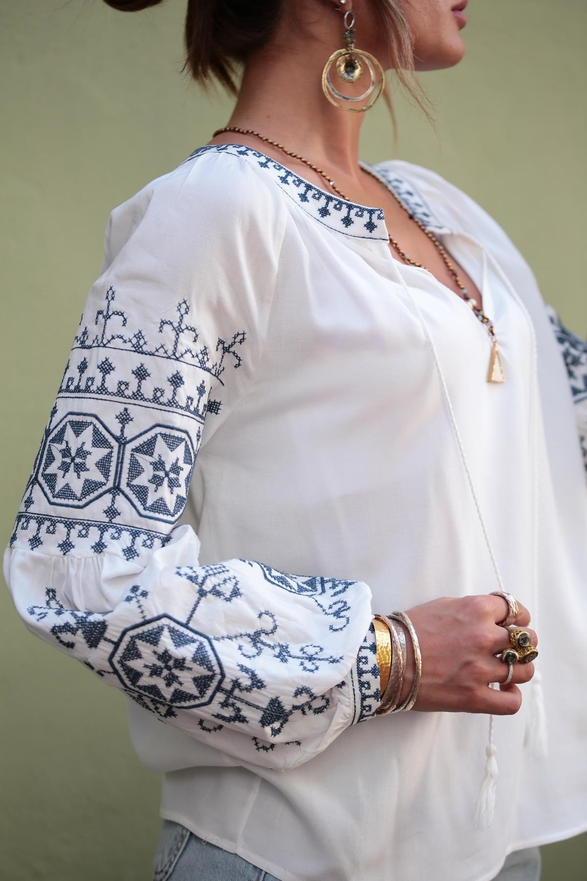 Beyaz Kolları İşlemeli Yakası İpli Bluz - Şaman Butik Beyaz Kolları İşlemeli Yakası İpli Bluz