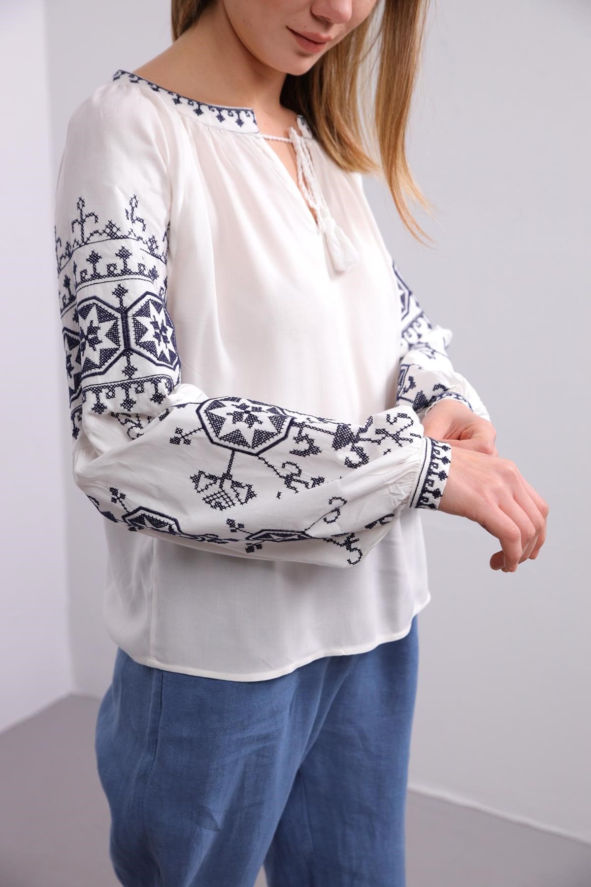 Beyaz Kolları İşlemeli Yakası İpli Bluz - Şaman Butik - Bohem Giyim ve Aksesuar | Kadın & Erkek Beyaz Kolları İşlemeli Yakası İpli Bluz