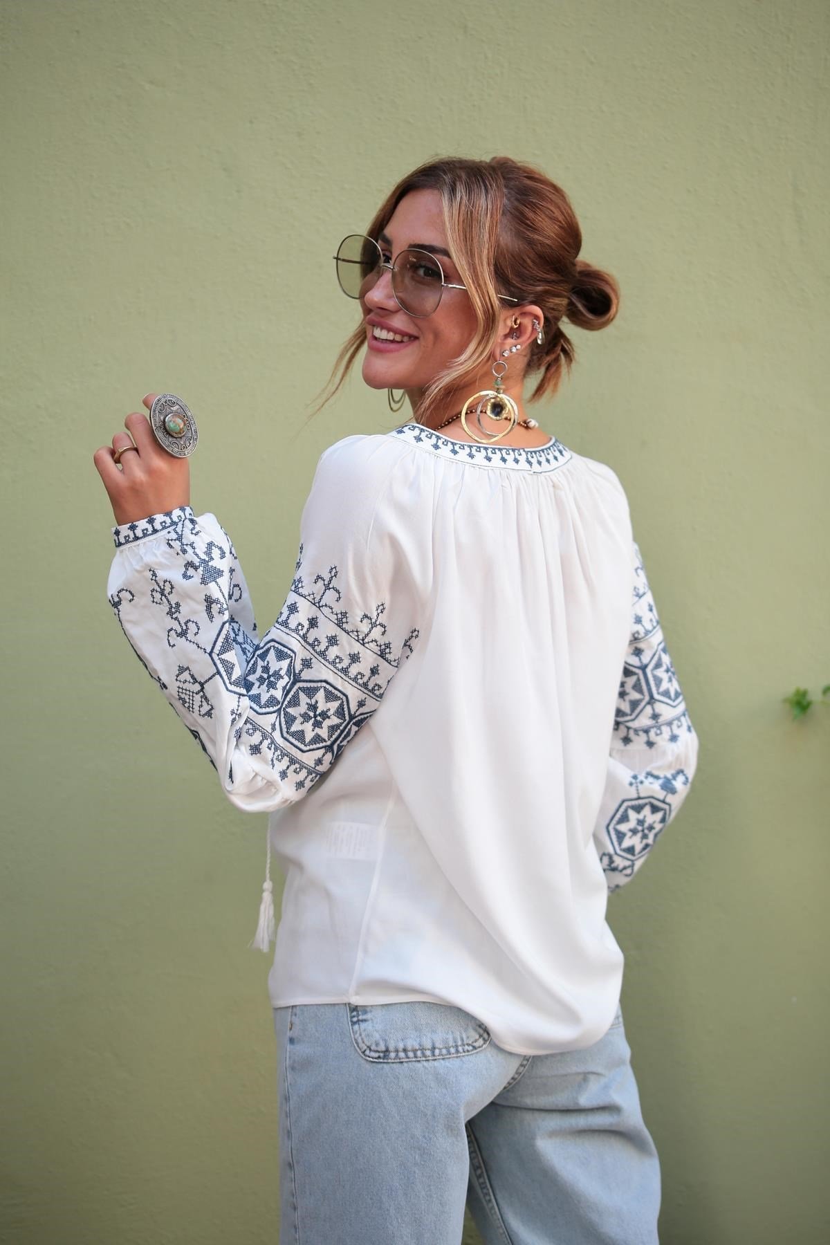 Beyaz Kolları İşlemeli Yakası İpli Bluz - Şaman Butik Beyaz Kolları İşlemeli Yakası İpli Bluz