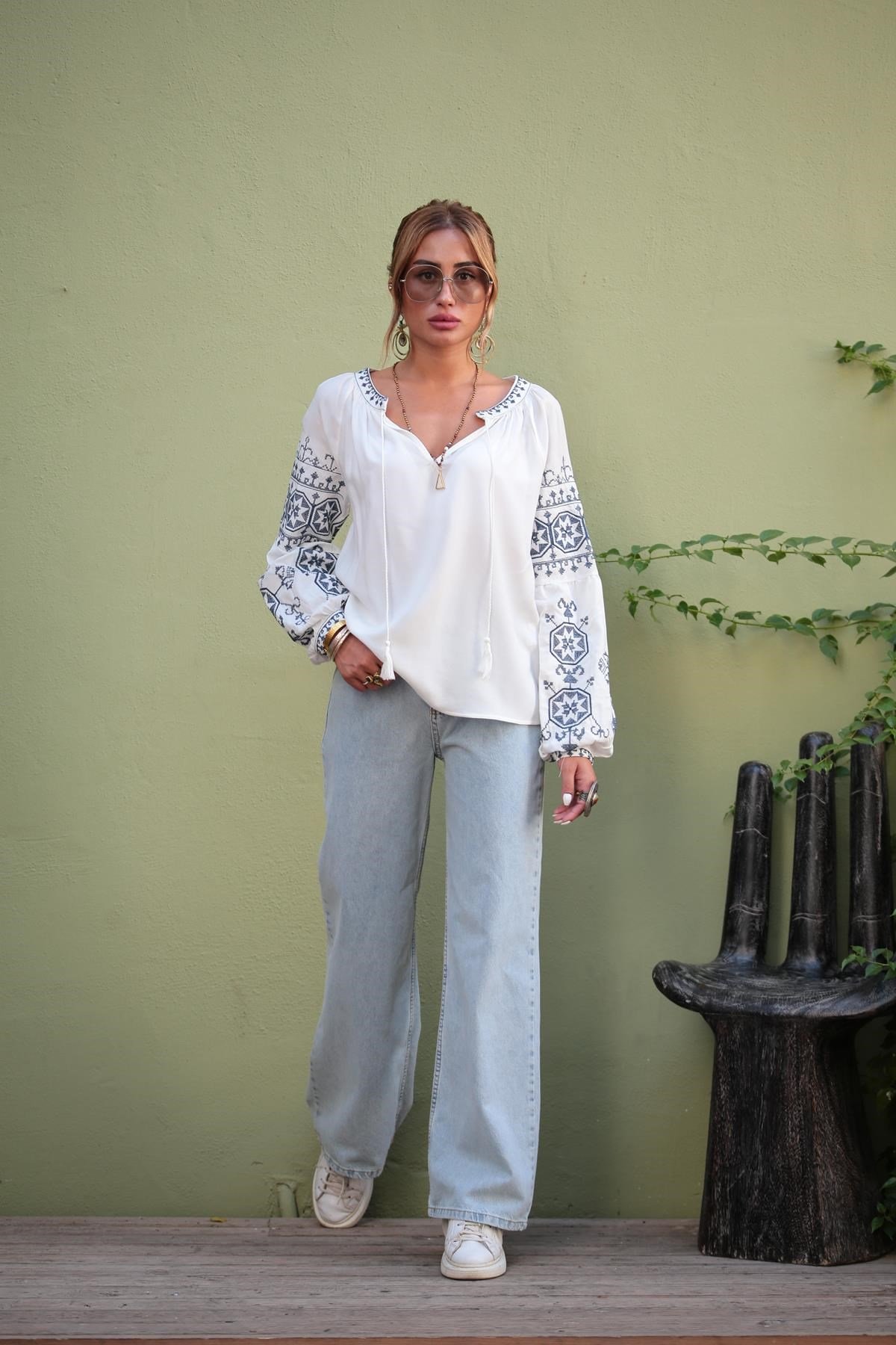 Beyaz Kolları İşlemeli Yakası İpli Bluz - Şaman Butik Beyaz Kolları İşlemeli Yakası İpli Bluz