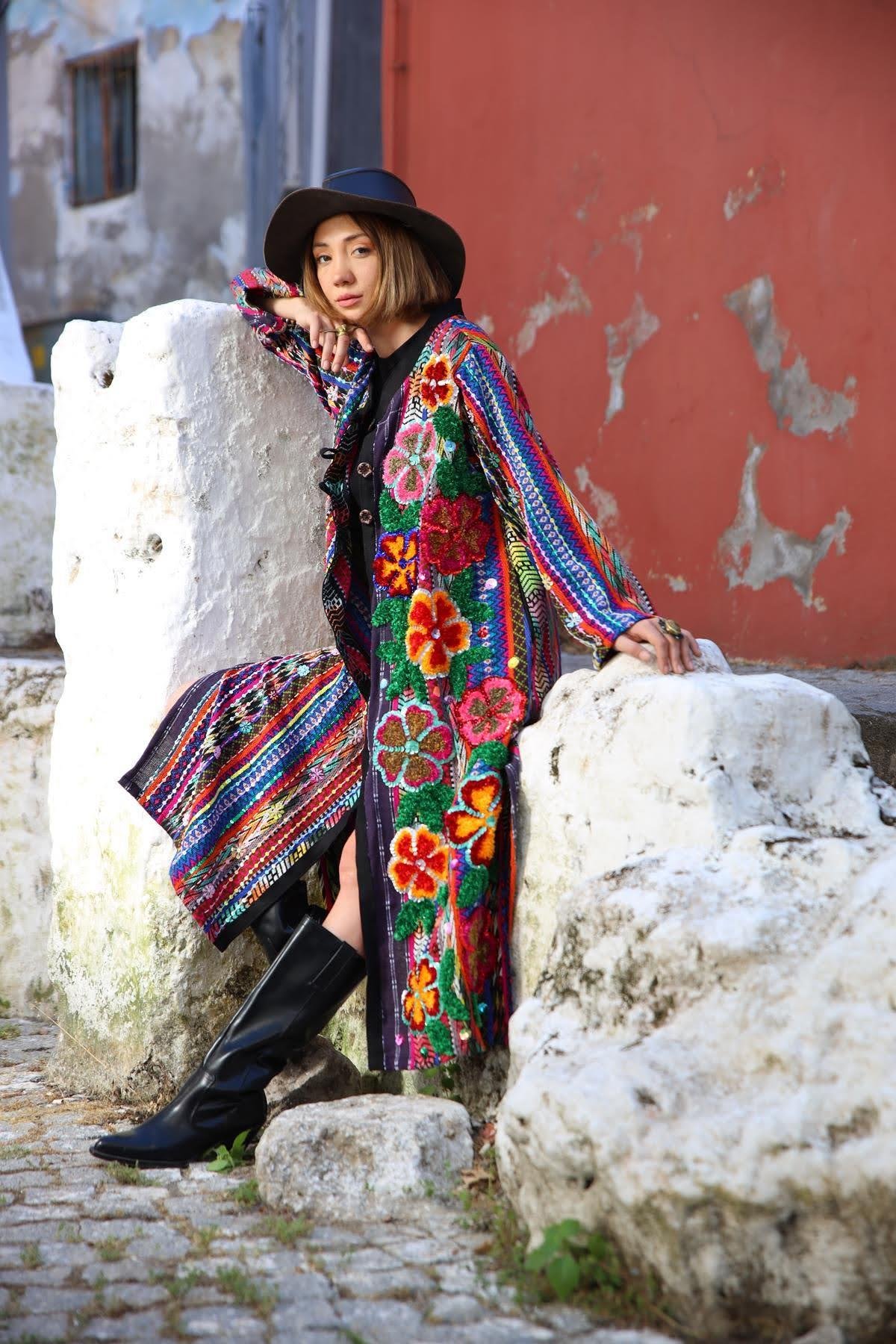 Renkli Pul ve Çiçek İşlemeli Tasarım Dokuma Kaftan - Şaman Butil Renkli Pul ve Çiçek İşlemeli Tasarım Dokuma Kaftan