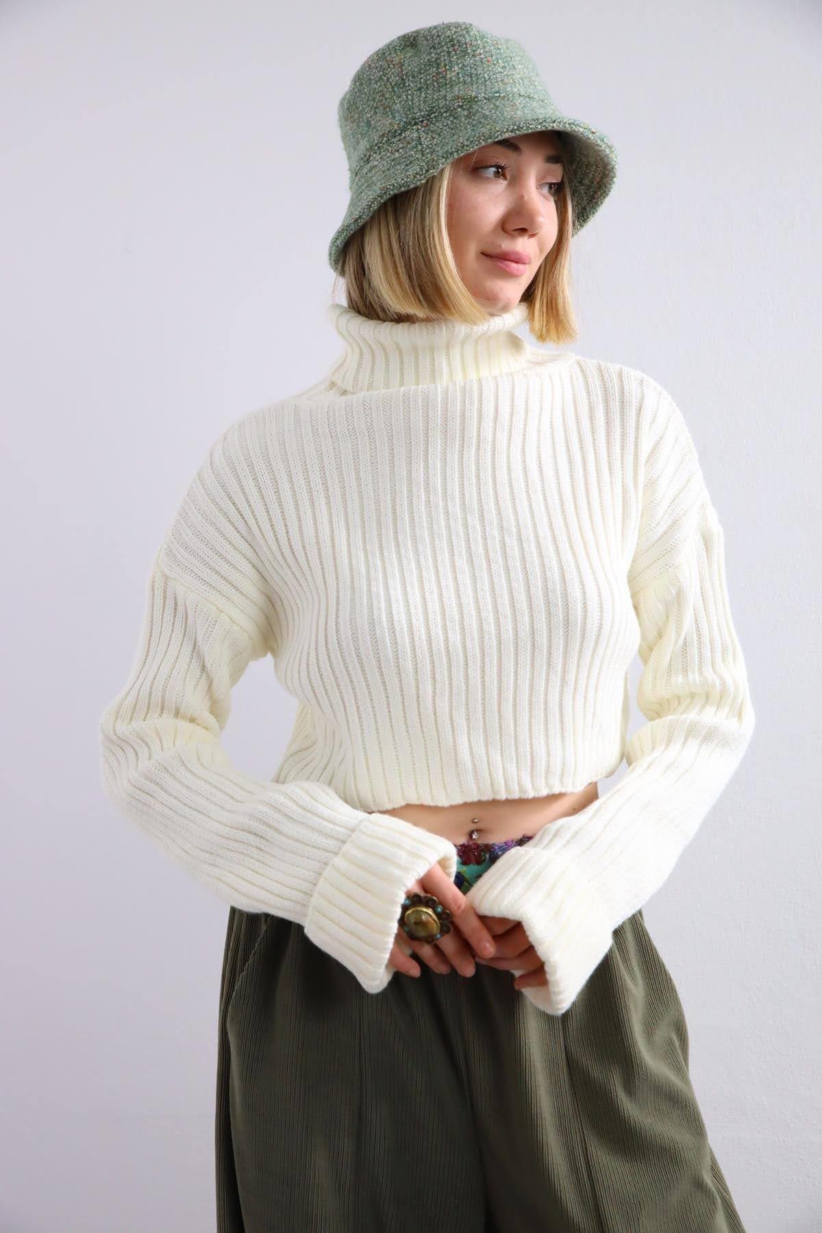 Beyaz Boğazlı Crop Kazak - Şaman Butik Beyaz Boğazlı Crop Kazak