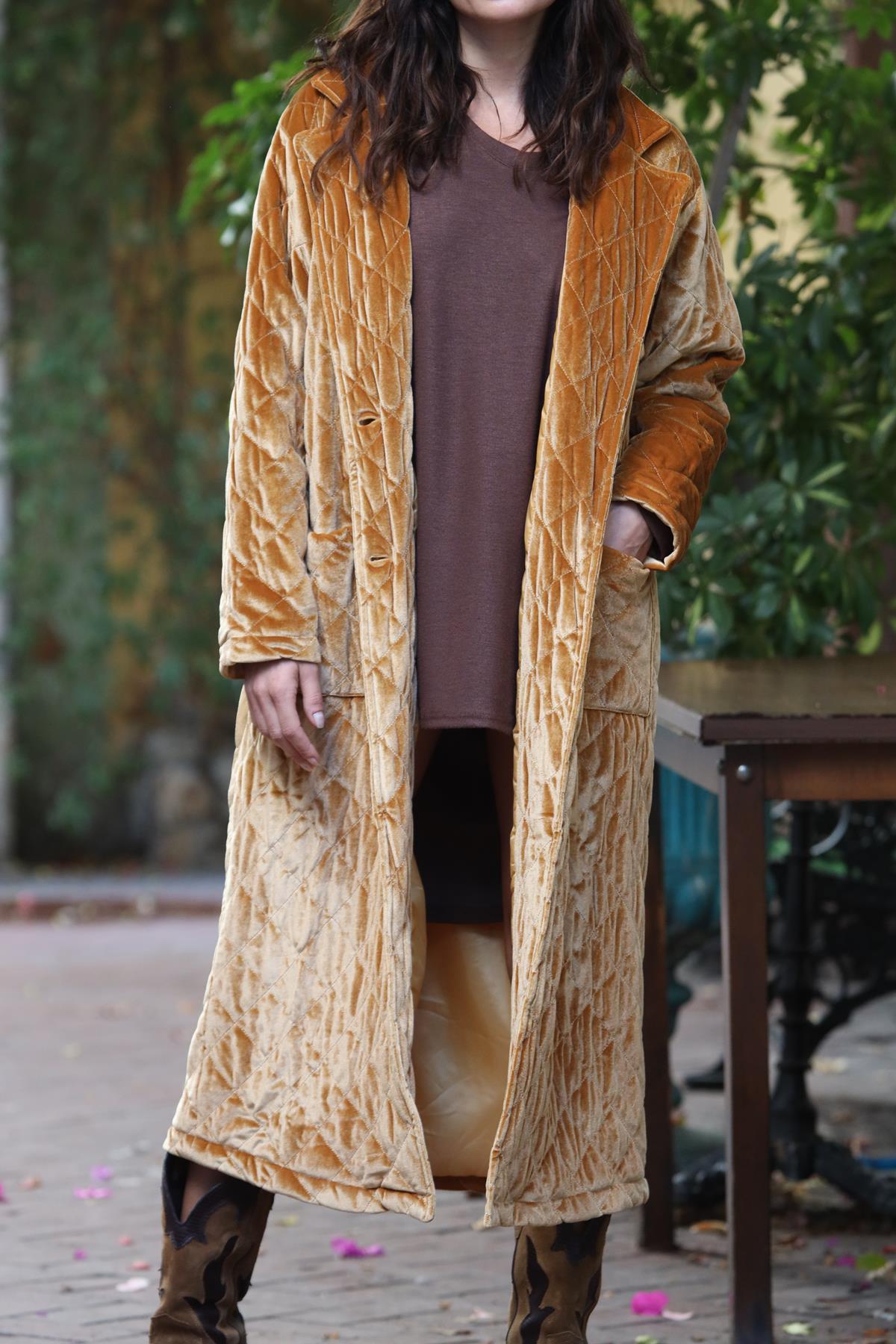 Camel Rengi Kadife Uzun Kapitone Mont