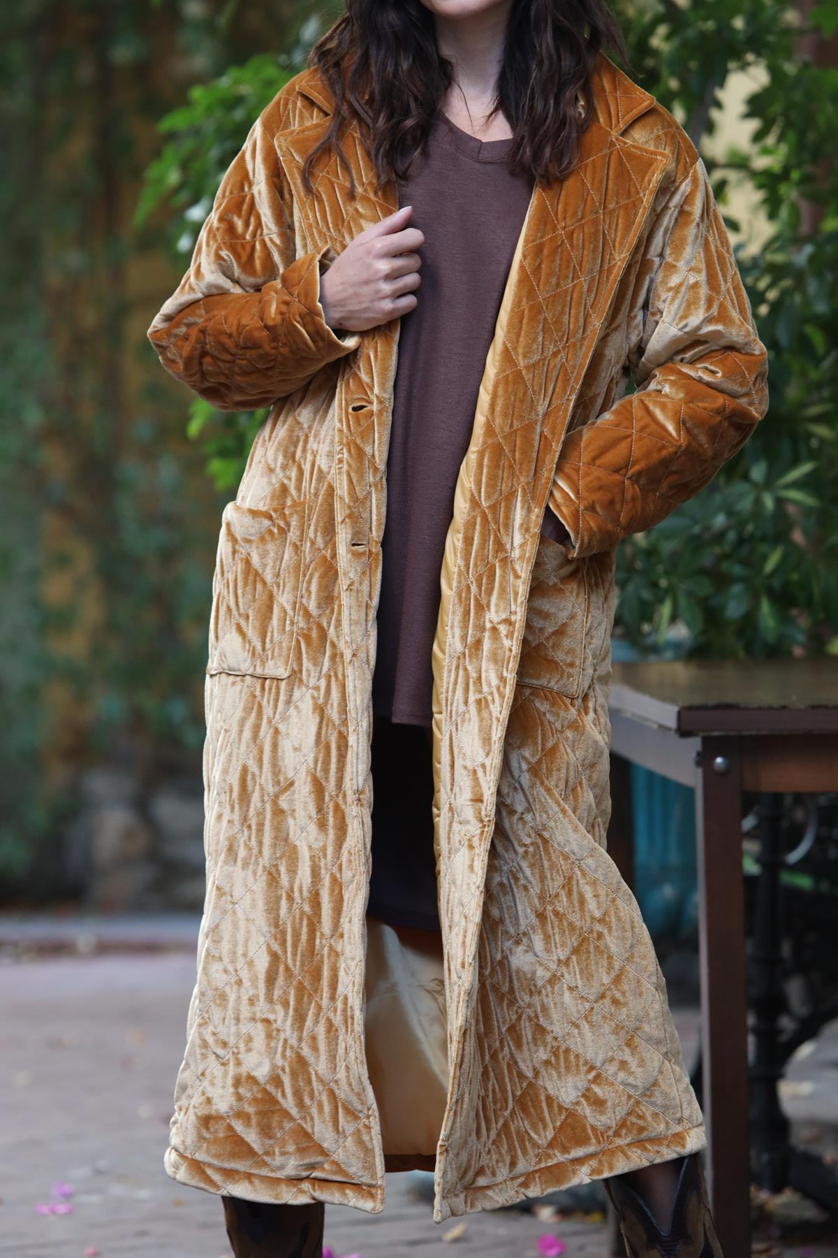 Camel Rengi Kadife Uzun Kapitone Mont