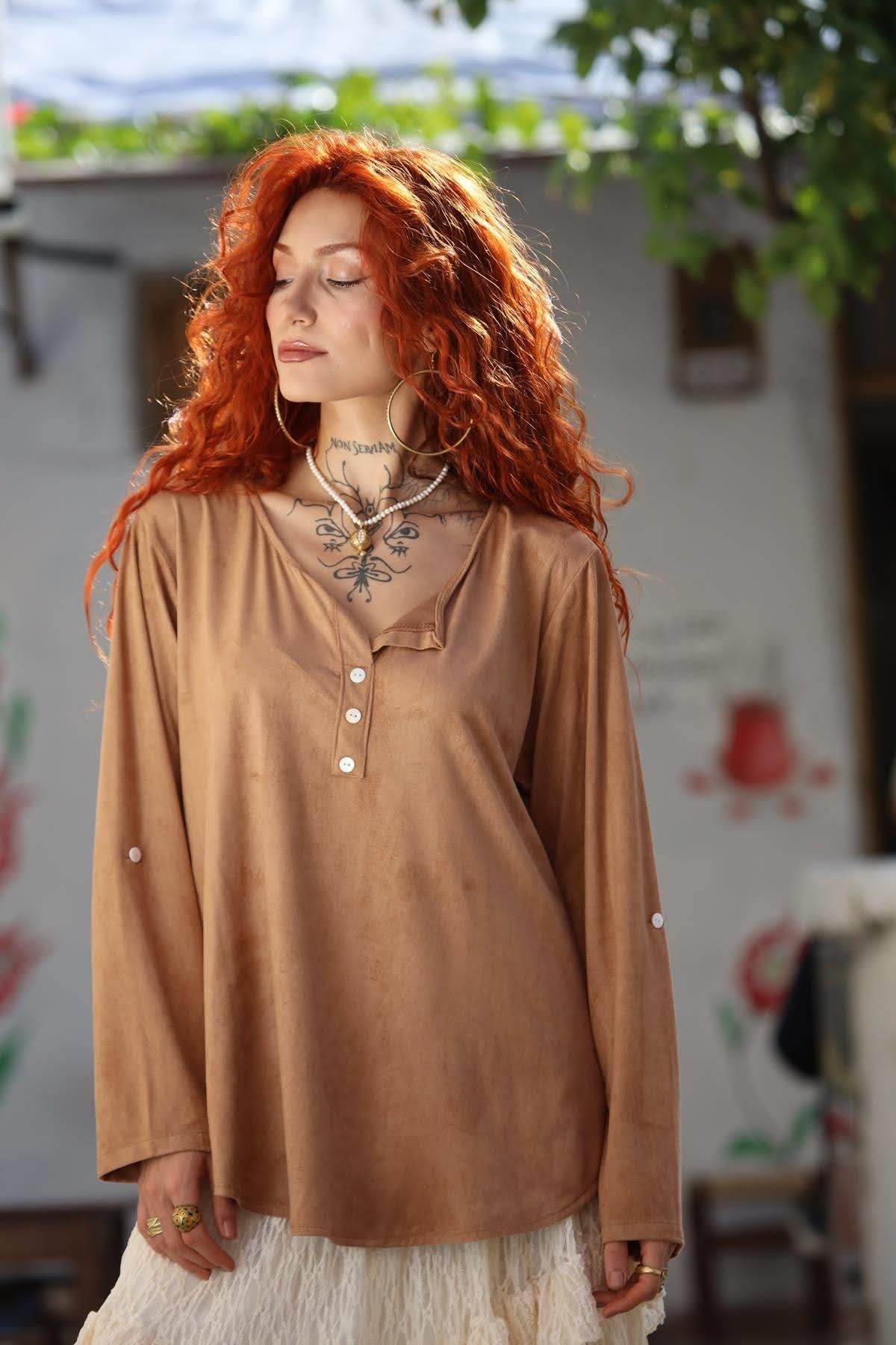 Camel Rengi Yakası Kesik Sahte Düğmeli Nubuk Bluz