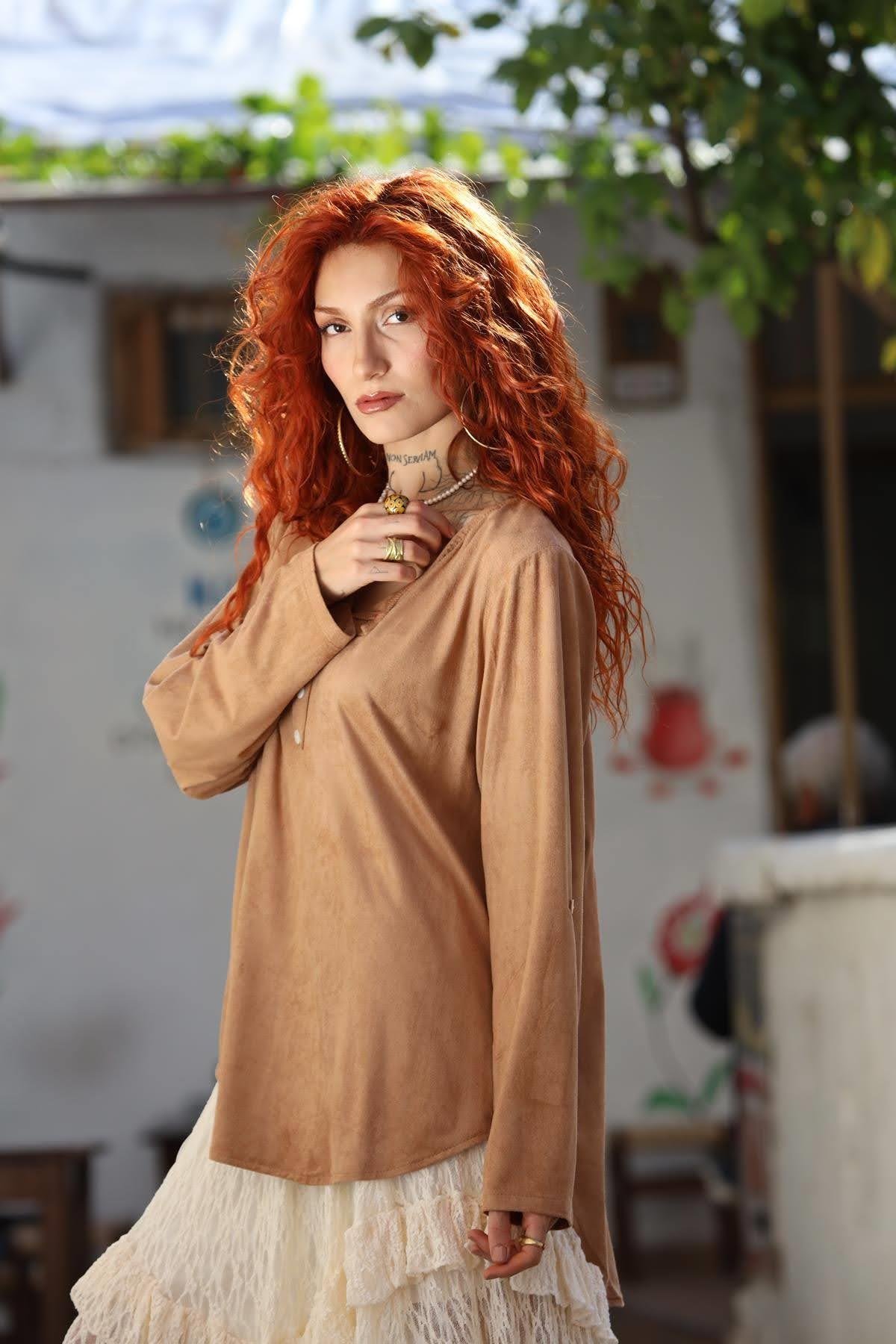 Camel Rengi Yakası Kesik Sahte Düğmeli Nubuk Bluz