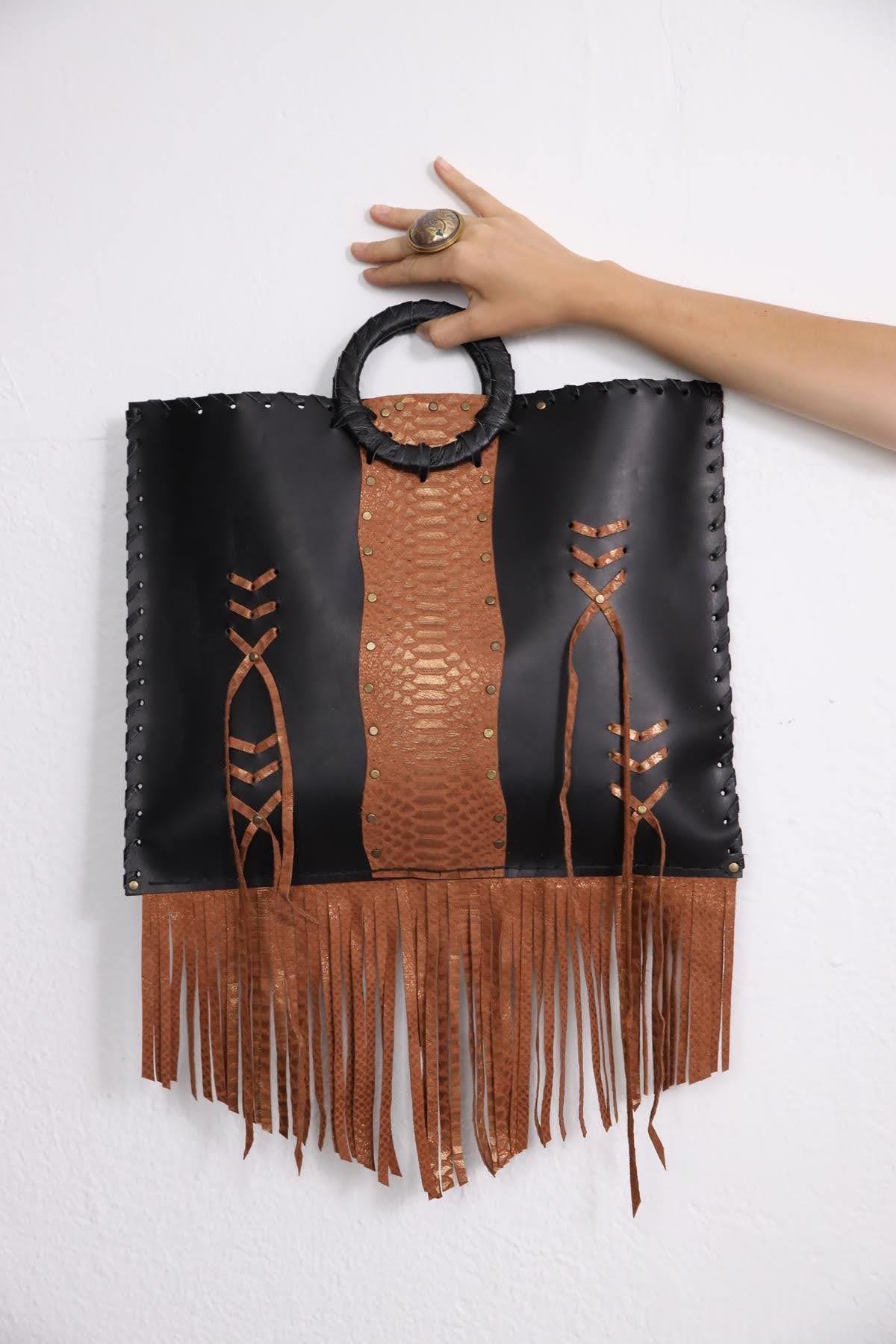Siyah Yuvarlak Saplı Püsküllü Çanta - Şaman Butik Siyah Yuvarlak Saplı Püsküllü Çanta