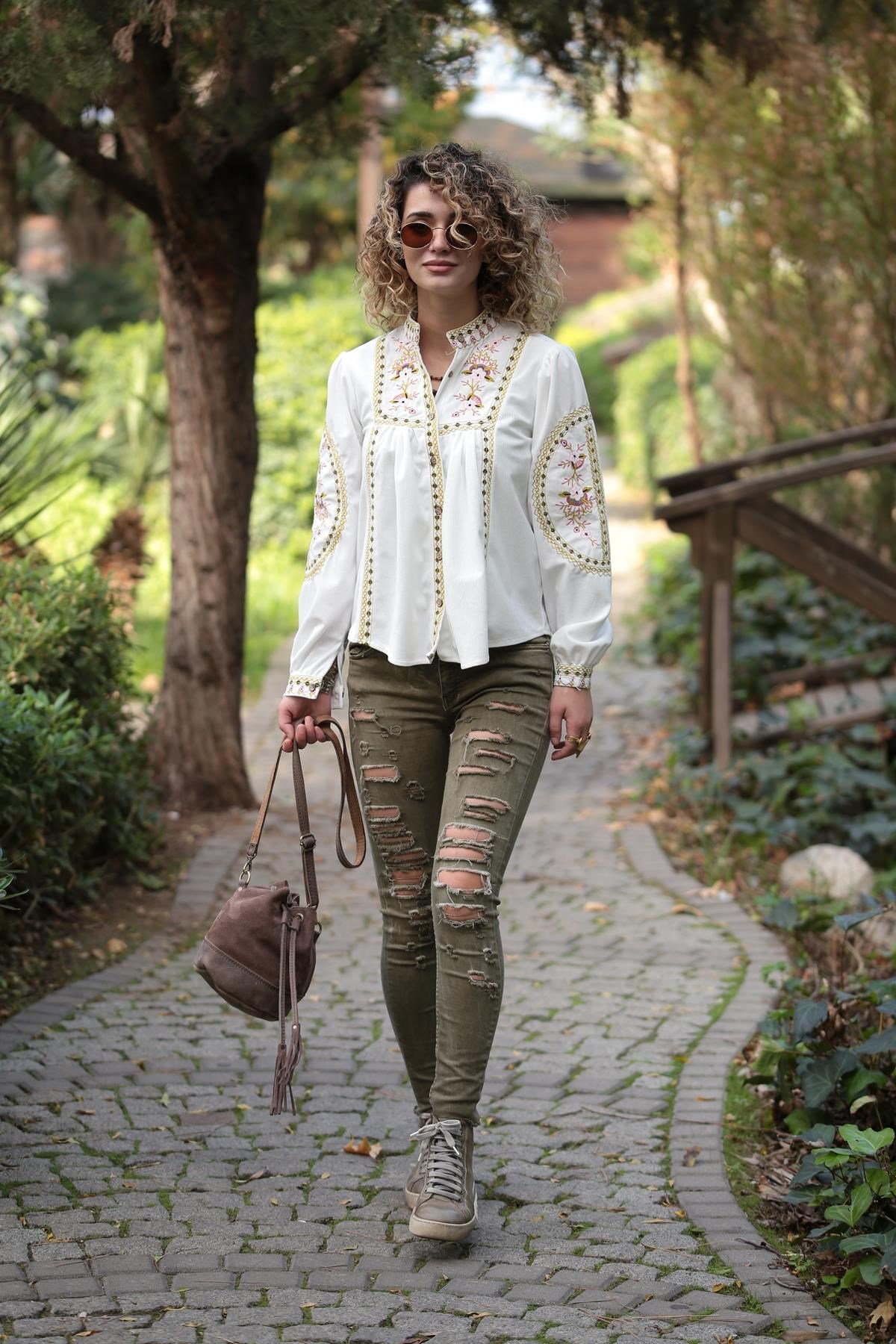 Beyaz Yakası ve Kolları İşlemeli Gömlek - Şaman Butik Beyaz Yakası ve Kolları İşlemeli Gömlek