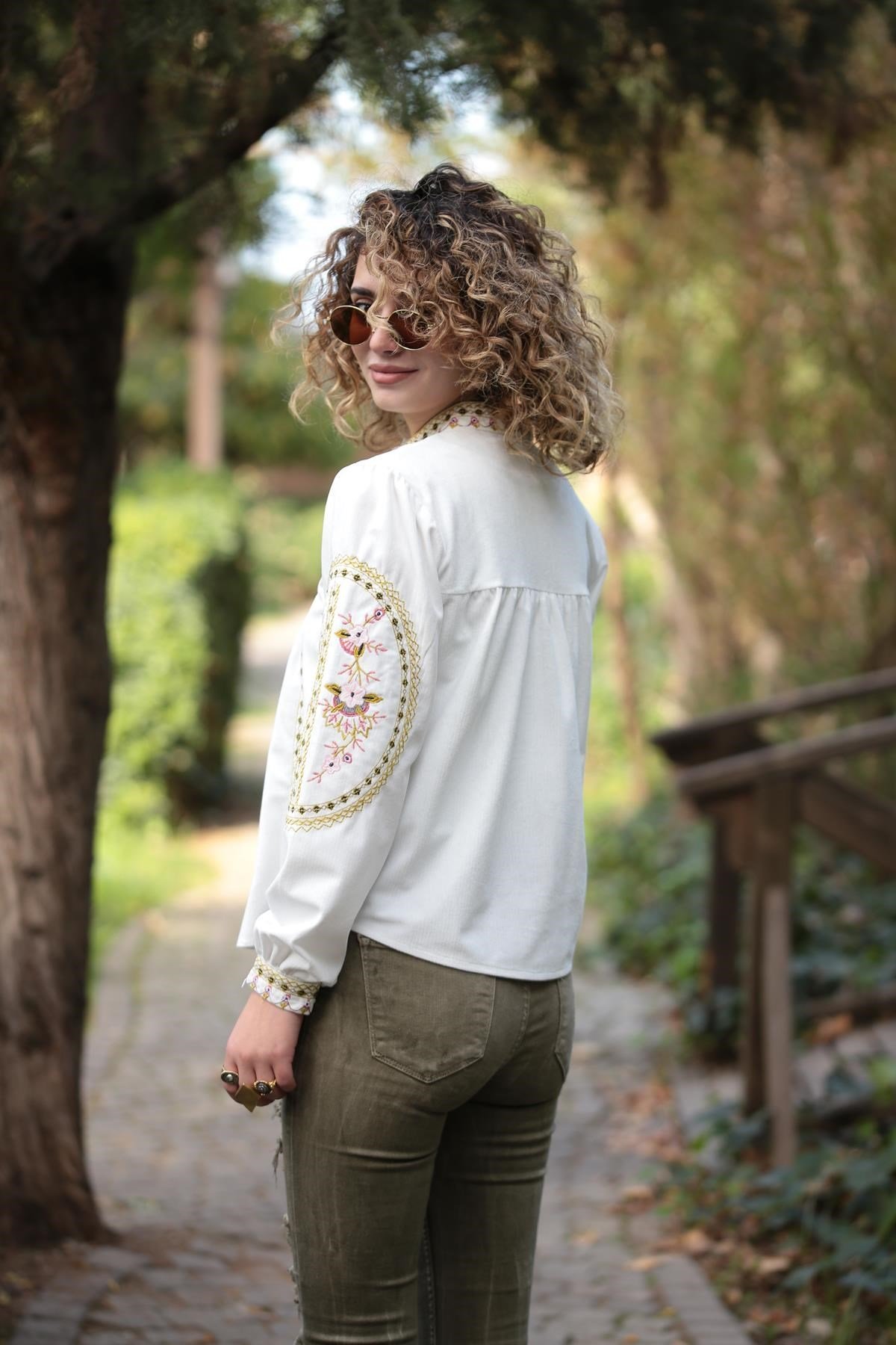 Beyaz Yakası ve Kolları İşlemeli Gömlek - Şaman Butik Beyaz Yakası ve Kolları İşlemeli Gömlek