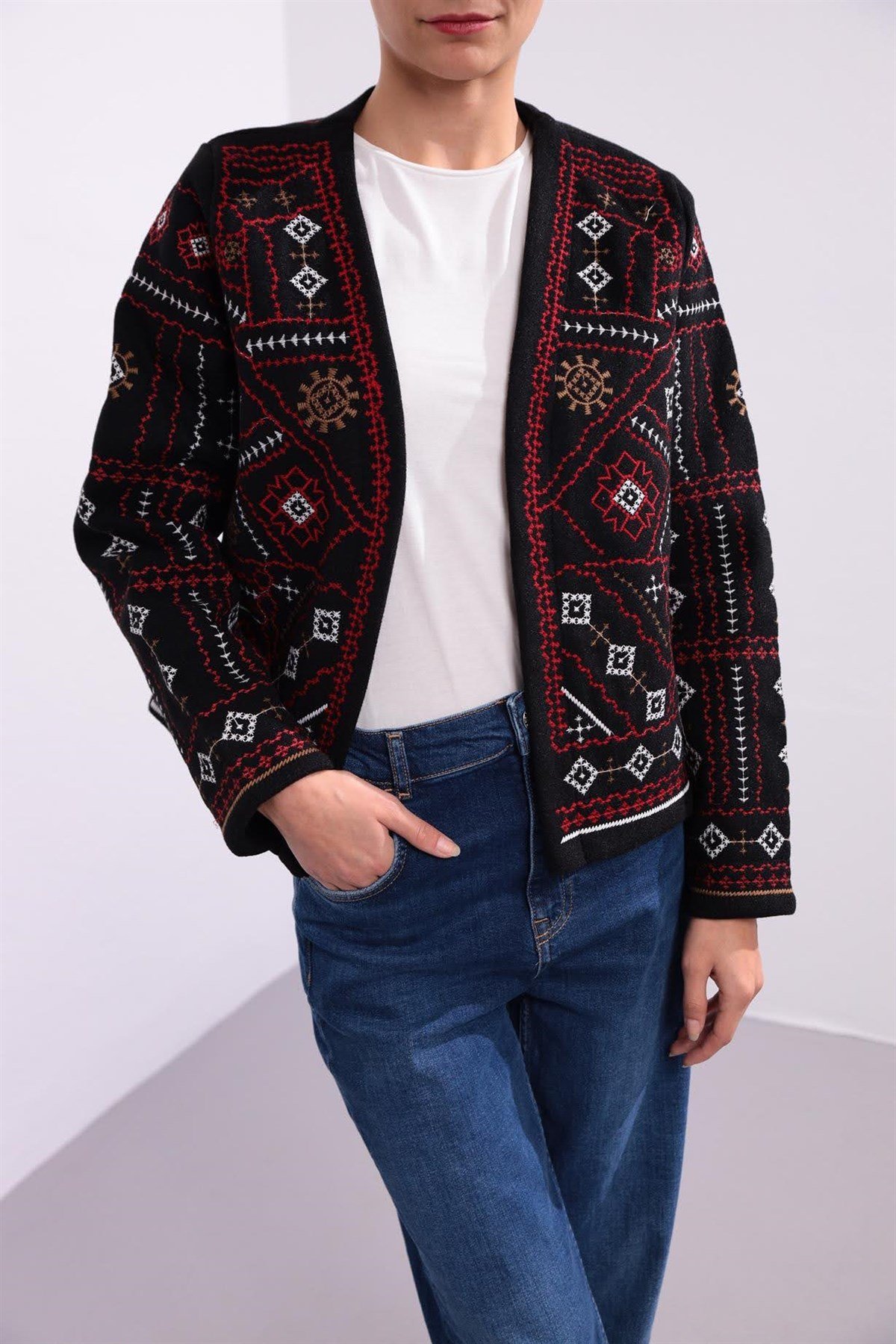 Siyah Kırmızı İşlemeli Kısa Ceket - Şaman Butik Siyah Kırmızı İşlemeli Kısa Ceket