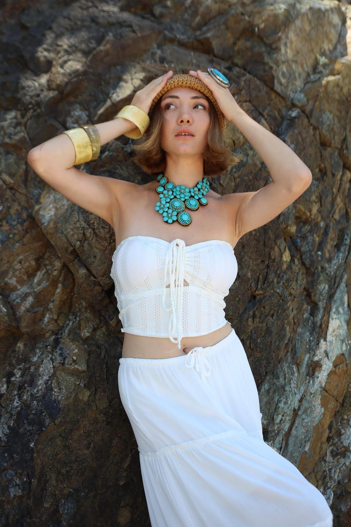  Beyaz Cut Out Detaylı Ajurlu Straplez Bluz