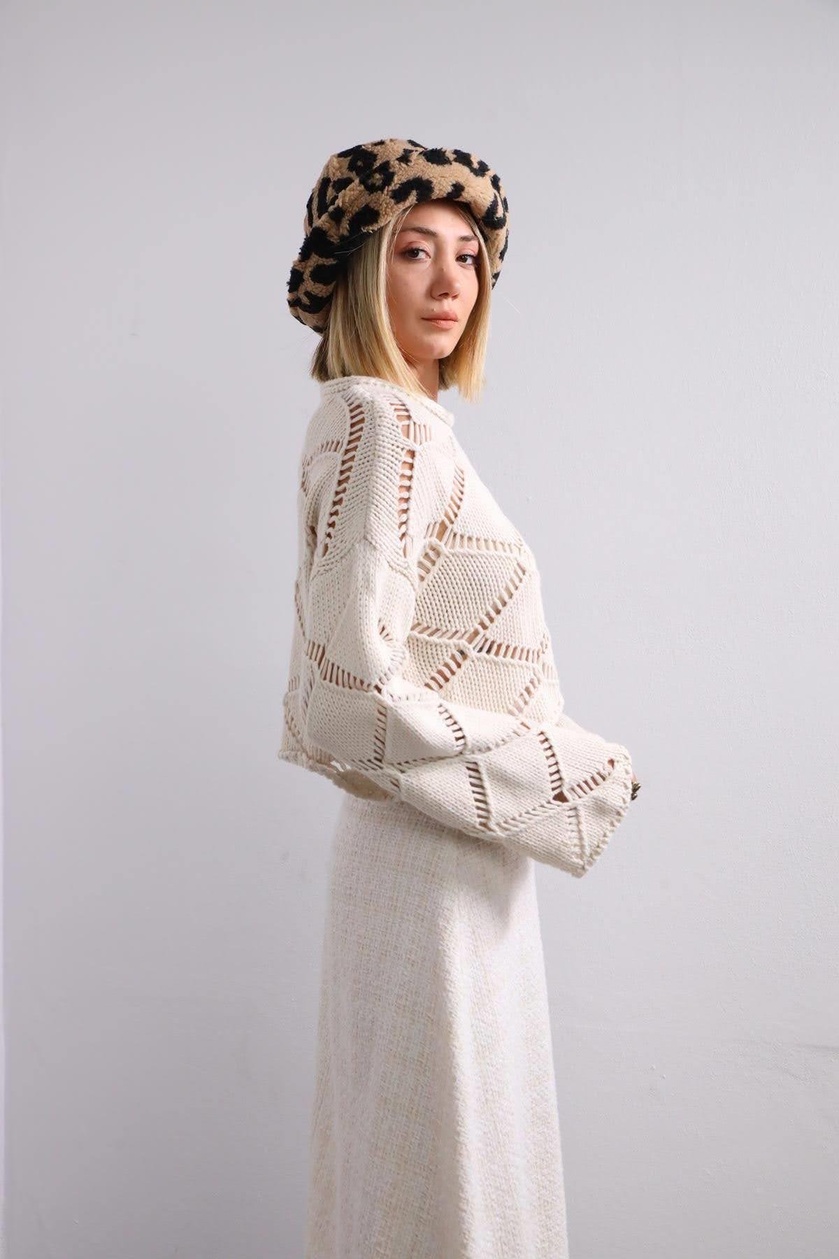  Krem Rengi Delikli Crop Kazak