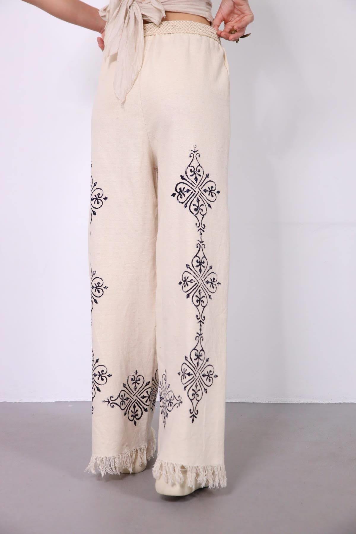 Krem Rengi Paçası Püsküllü Otantik Desenli Pantolon - Şaman Butik Krem Rengi Paçası Püsküllü Otantik Desenli Pantolon