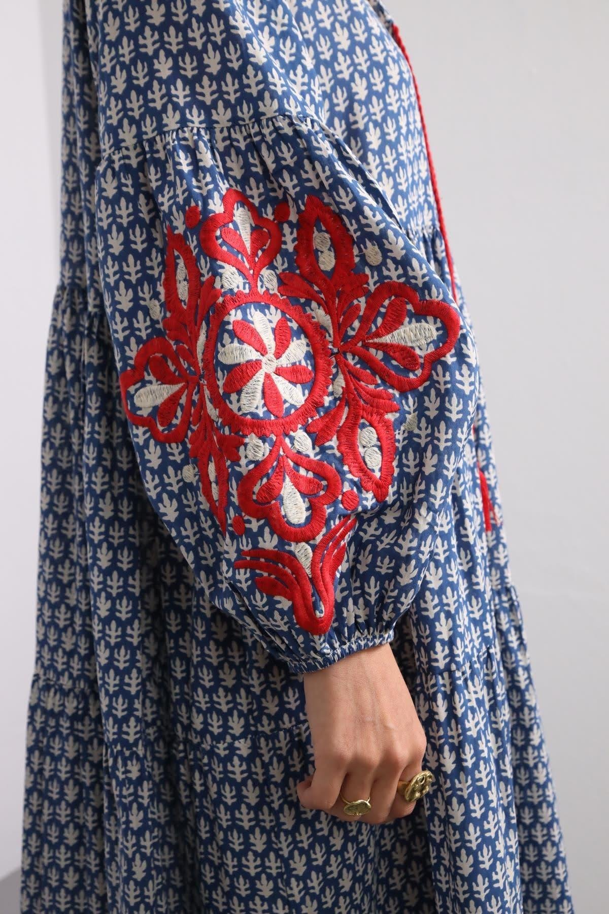 Mavi Desenli Kolları Nakışlı Elbise - Şaman Butik Mavi Desenli Kolları Nakışlı Elbise