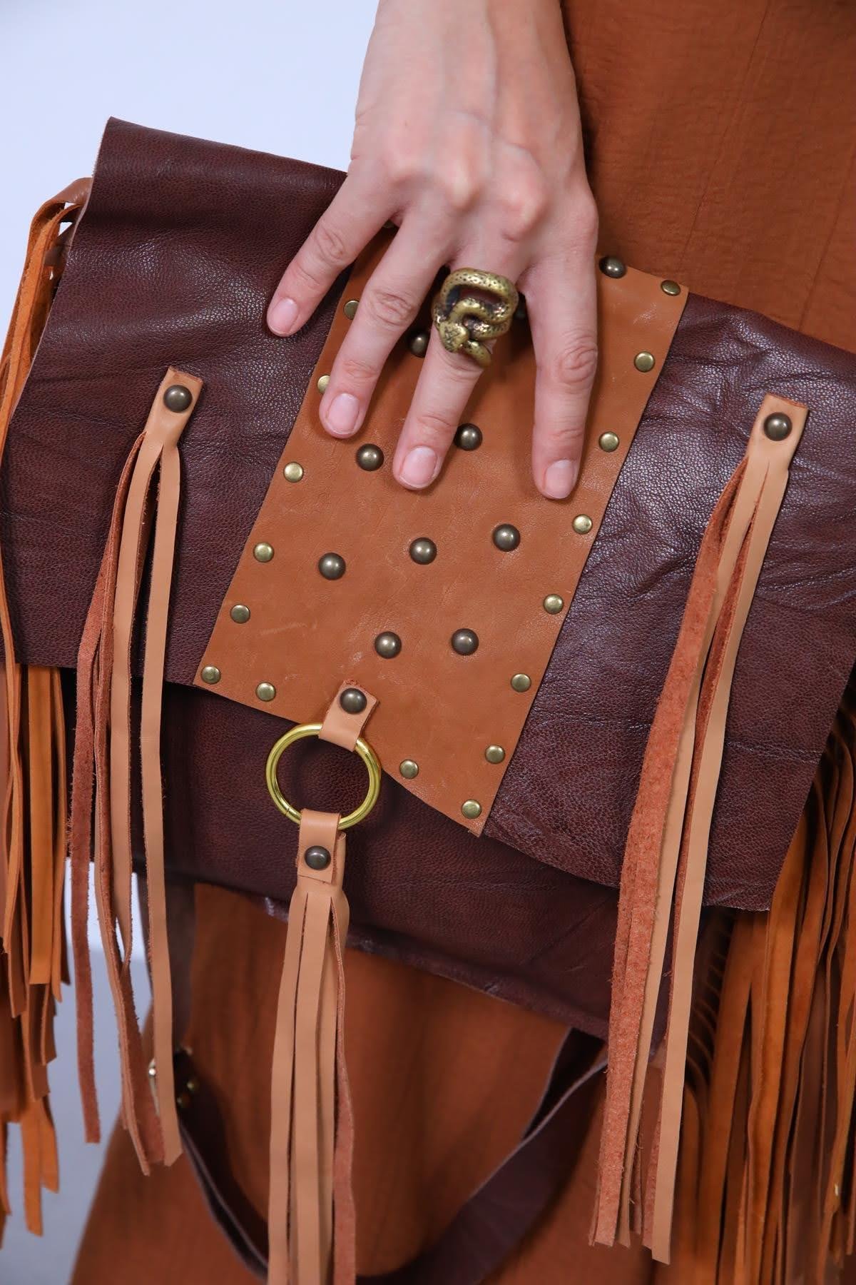 Kızıl Kahverengi Püsküllü Zımbalı Deri Çanta - Şaman Butik Kızıl Kahverengi Püsküllü Zımbalı Deri Çanta