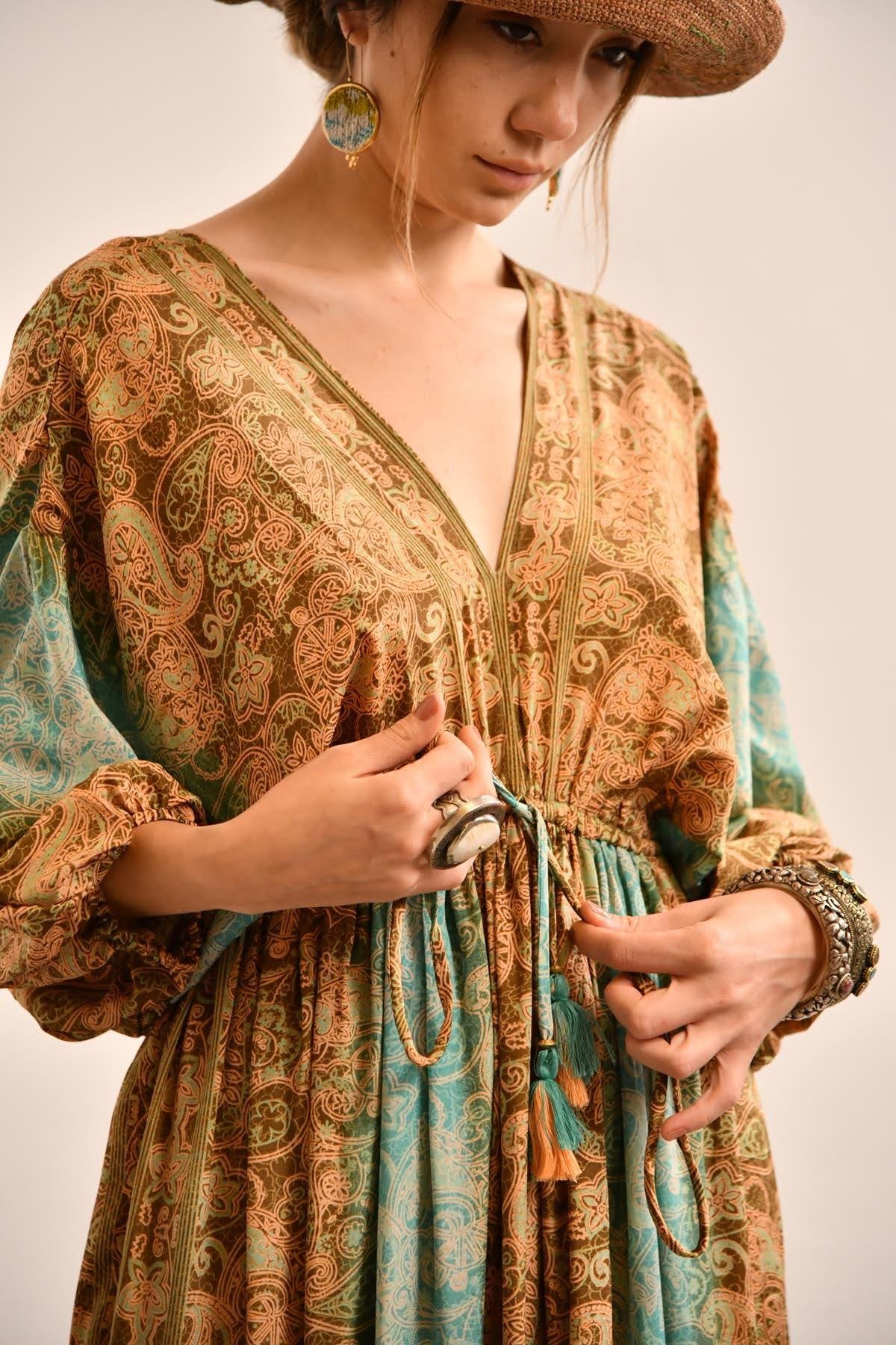 Camel Rengi V Yaka Şal Desenli Uzun İpek Elbise - Şaman Butik Camel Rengi V Yaka Şal Desenli Uzun İpek Elbise