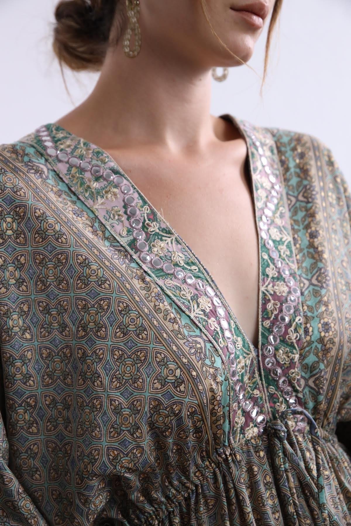 Mavi Desenli Yakası Pullu İpek Elbise - Şaman Butik Mavi Desenli Yakası Pullu İpek Elbise