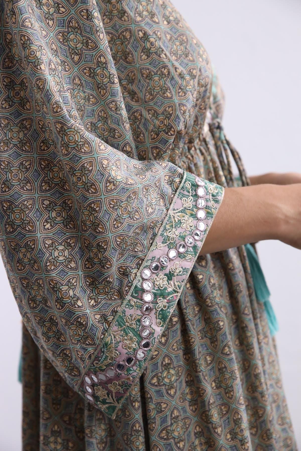 Mavi Desenli Yakası Pullu İpek Elbise - Şaman Butik Mavi Desenli Yakası Pullu İpek Elbise