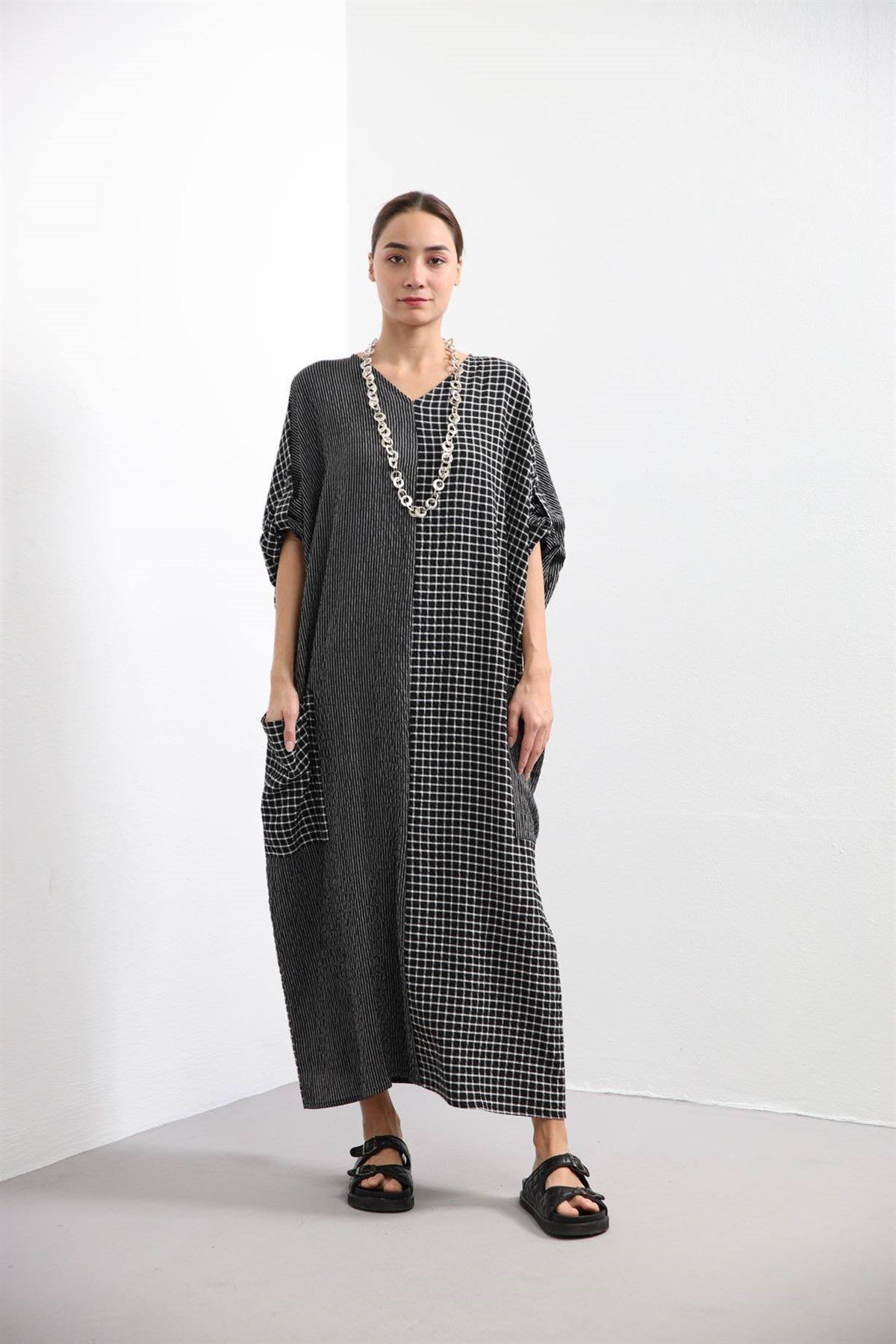 Siyah Çizgili Kareli Cepli Oversize Elbise - Şaman Butik Siyah Çizgili Kareli Cepli Oversize Elbise