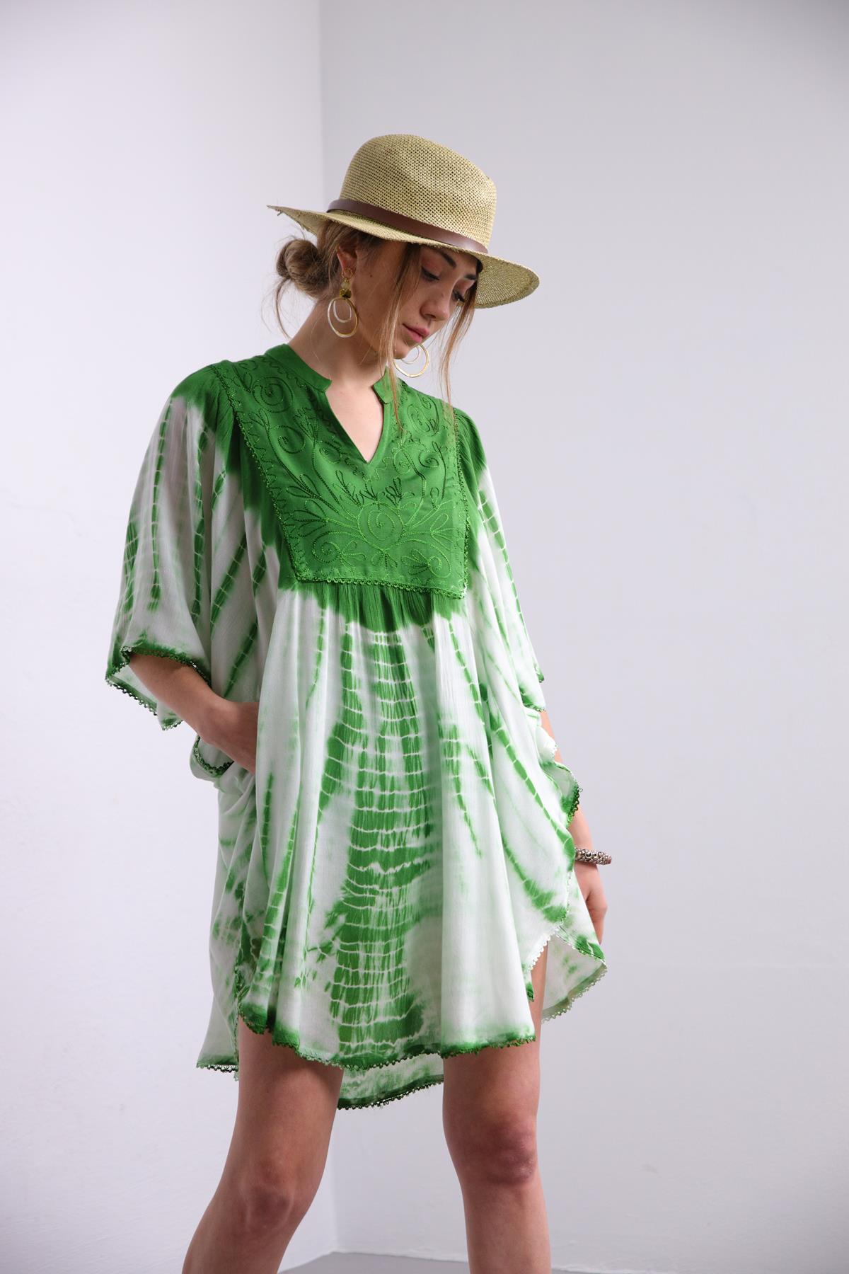 Yeşil V Yaka İşleme Detaylı Batikli Elbise - Şaman Butik - Bohem Giyim ve Aksesuar | Kadın & Erkek Yeşil V Yaka İşleme Detaylı Batikli Elbise