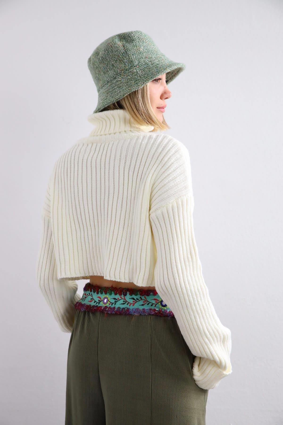 Beyaz Boğazlı Crop Kazak - Şaman Butik Beyaz Boğazlı Crop Kazak