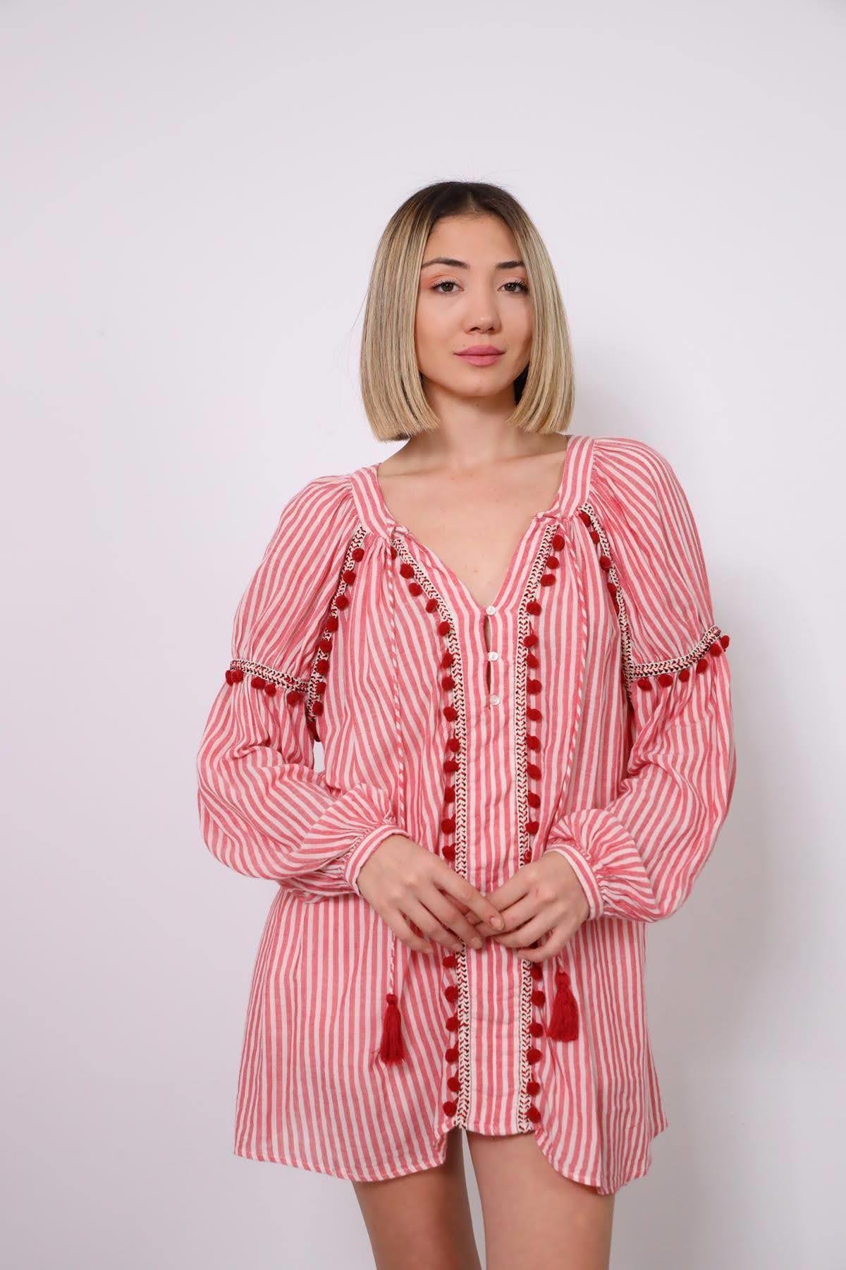Pembe Çizgili Ponponlu Yarım Düğmeli Bluz - Şaman Butik - Bohem Giyim ve Aksesuar | Kadın & Erkek Pembe Çizgili Ponponlu Yarım Düğmeli Bluz
