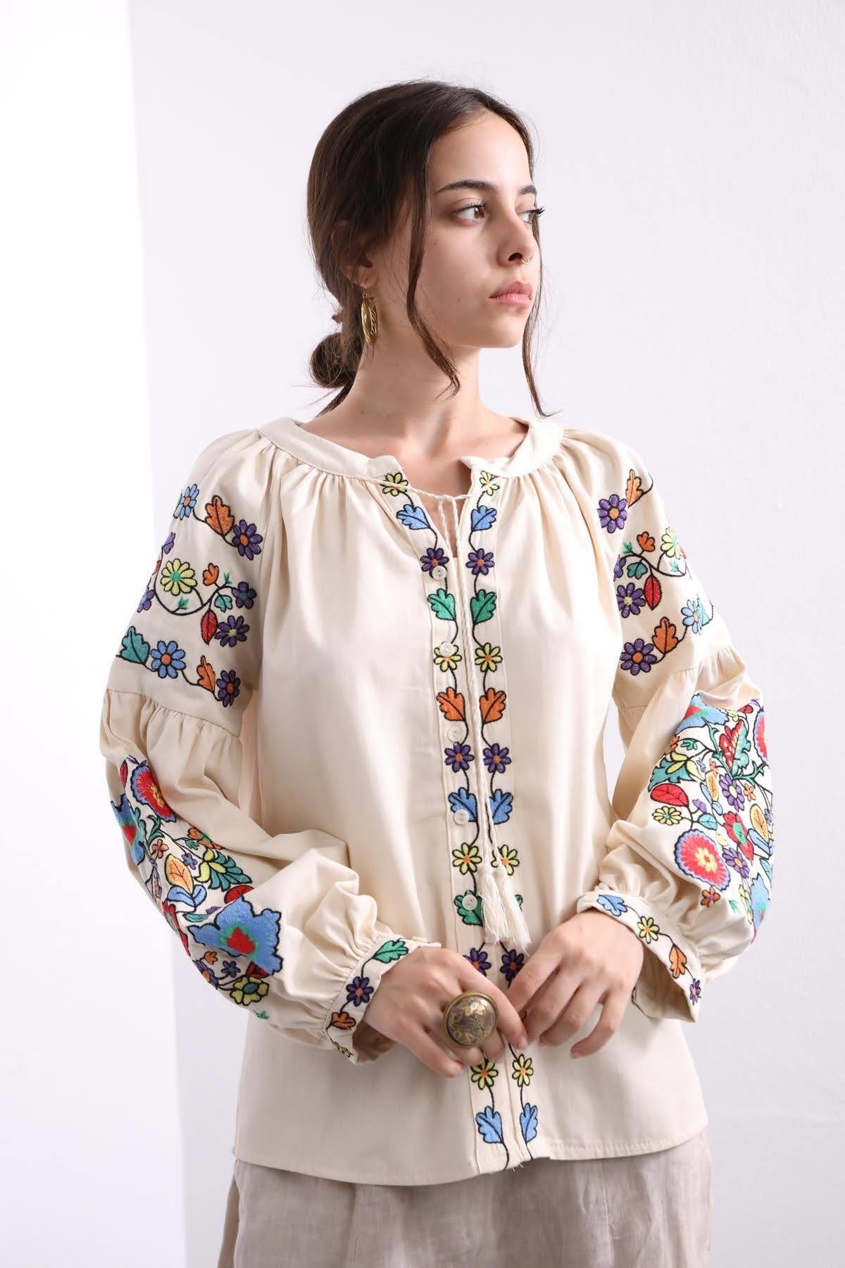 Bej İşlemeli Balon Kol Yakası İpli Gömlek - Şaman Butik Bej İşlemeli Balon Kol Yakası İpli Gömlek