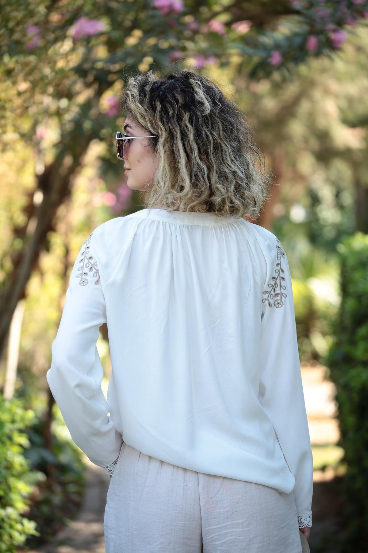 Beyaz Yakası Dantel Detay İşlemeli Gömlek - Şaman Butik Beyaz Yakası Dantel Detay İşlemeli Gömlek