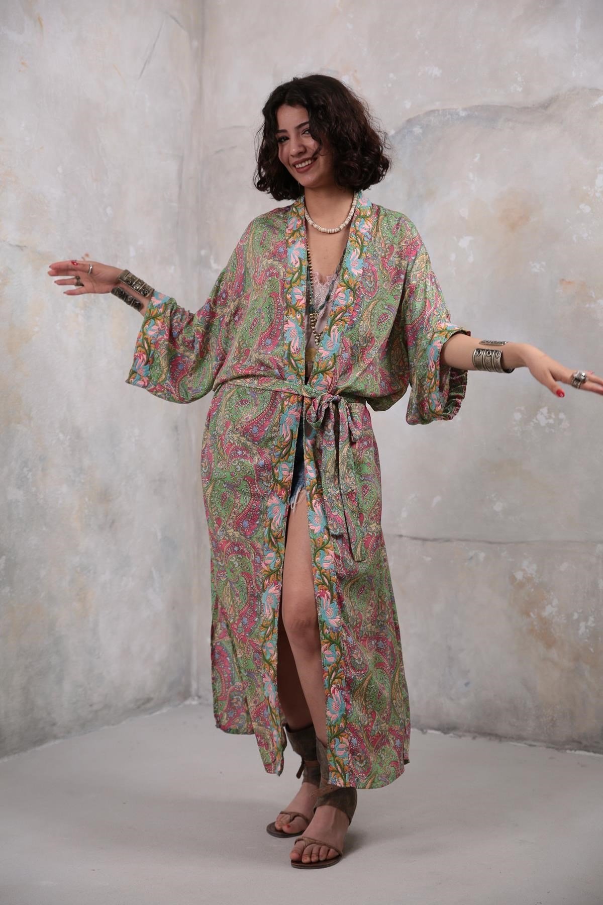 Açık Yeşil Desenli İşleme Detaylı Kimono - Şaman Butik Açık Yeşil Desenli İşleme Detaylı Kimono
