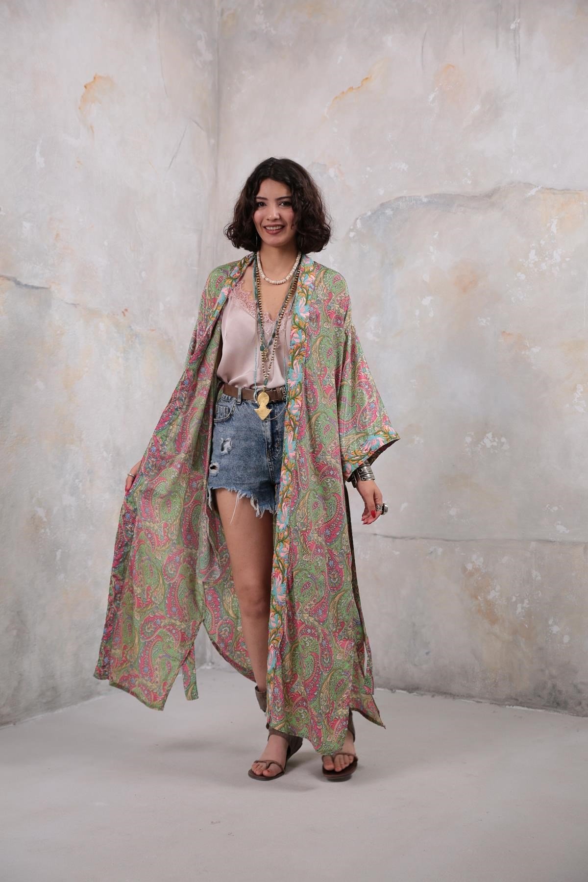 Açık Yeşil Desenli İşleme Detaylı Kimono - Şaman Butik Açık Yeşil Desenli İşleme Detaylı Kimono