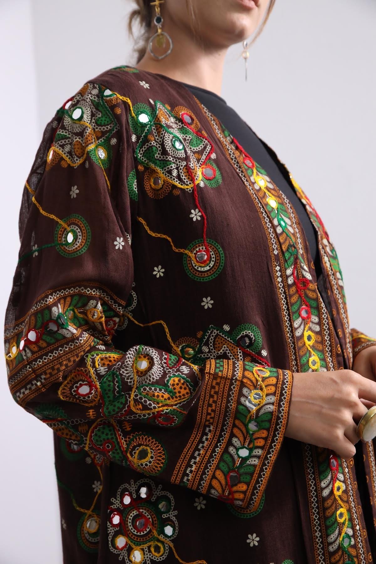 Kahverengi Pul İşlemeli Etnik Desen Bohem Kaftan - Şaman Butik Kahverengi Pul İşlemeli Etnik Desen Bohem Kaftan