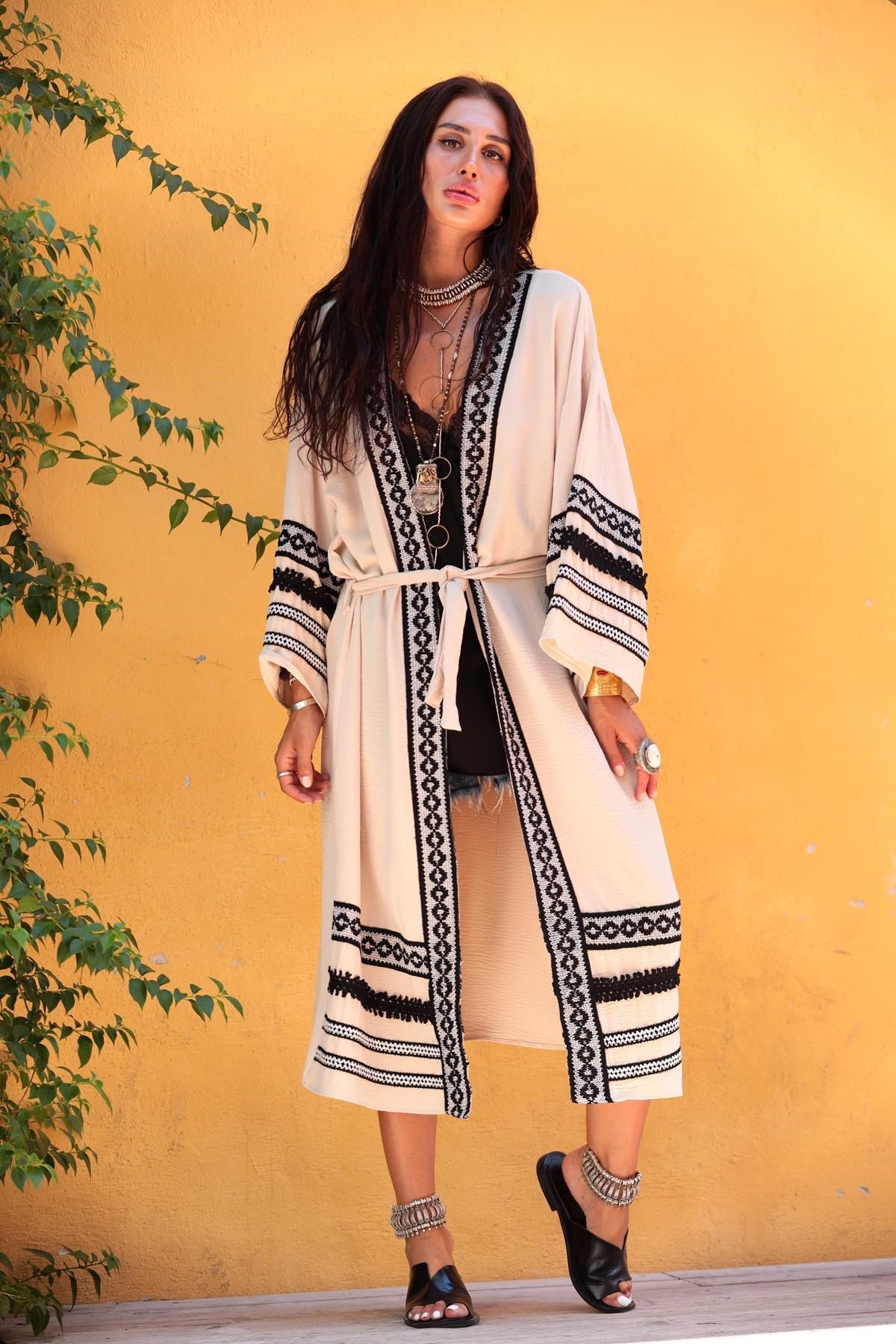 Krem Rengi Sıra Dantelli Kimono - Şaman Butik Krem Rengi Sıra Dantelli Kimono