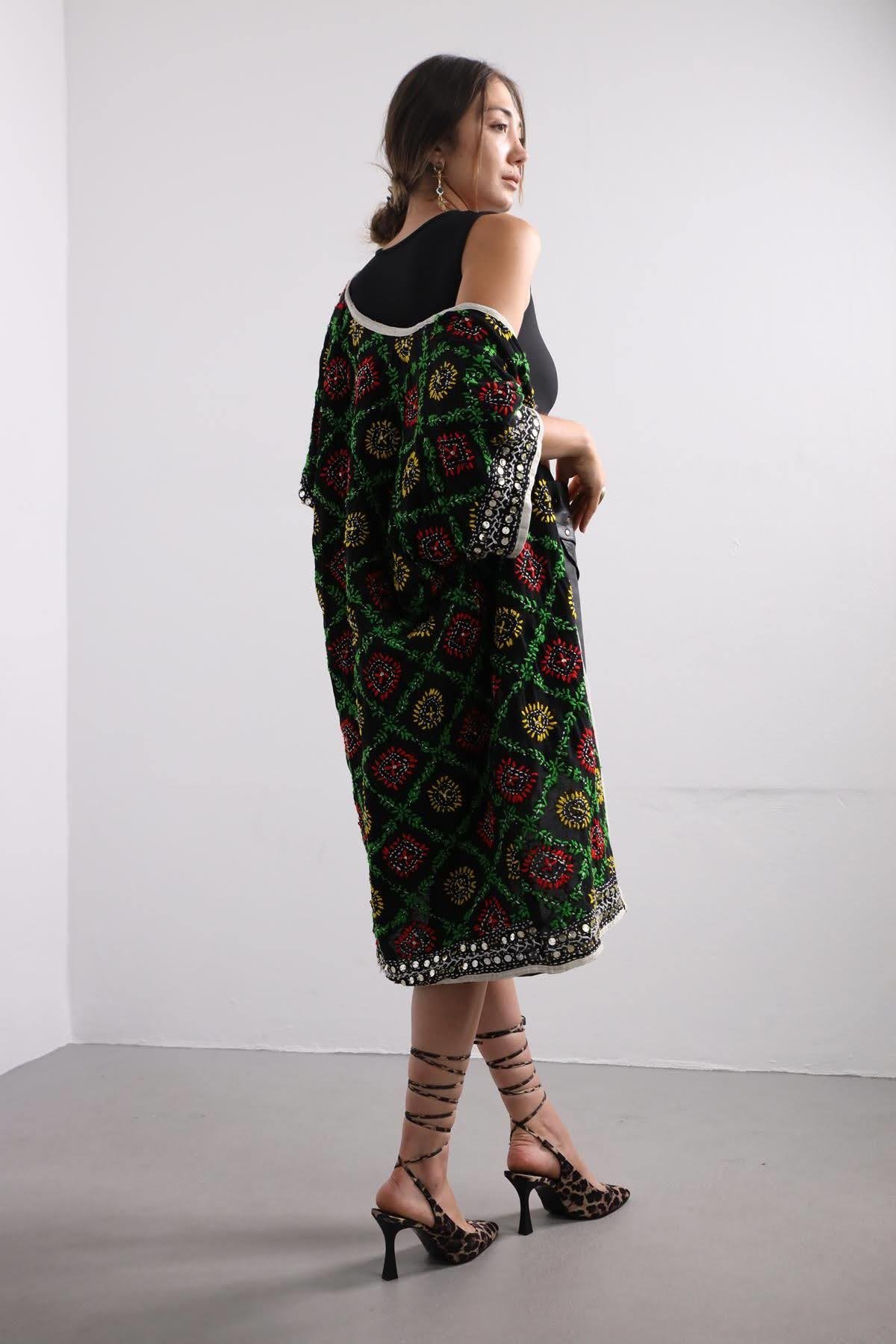  Siyah İşlemeli Kolu Kısa Bohem Kaftan