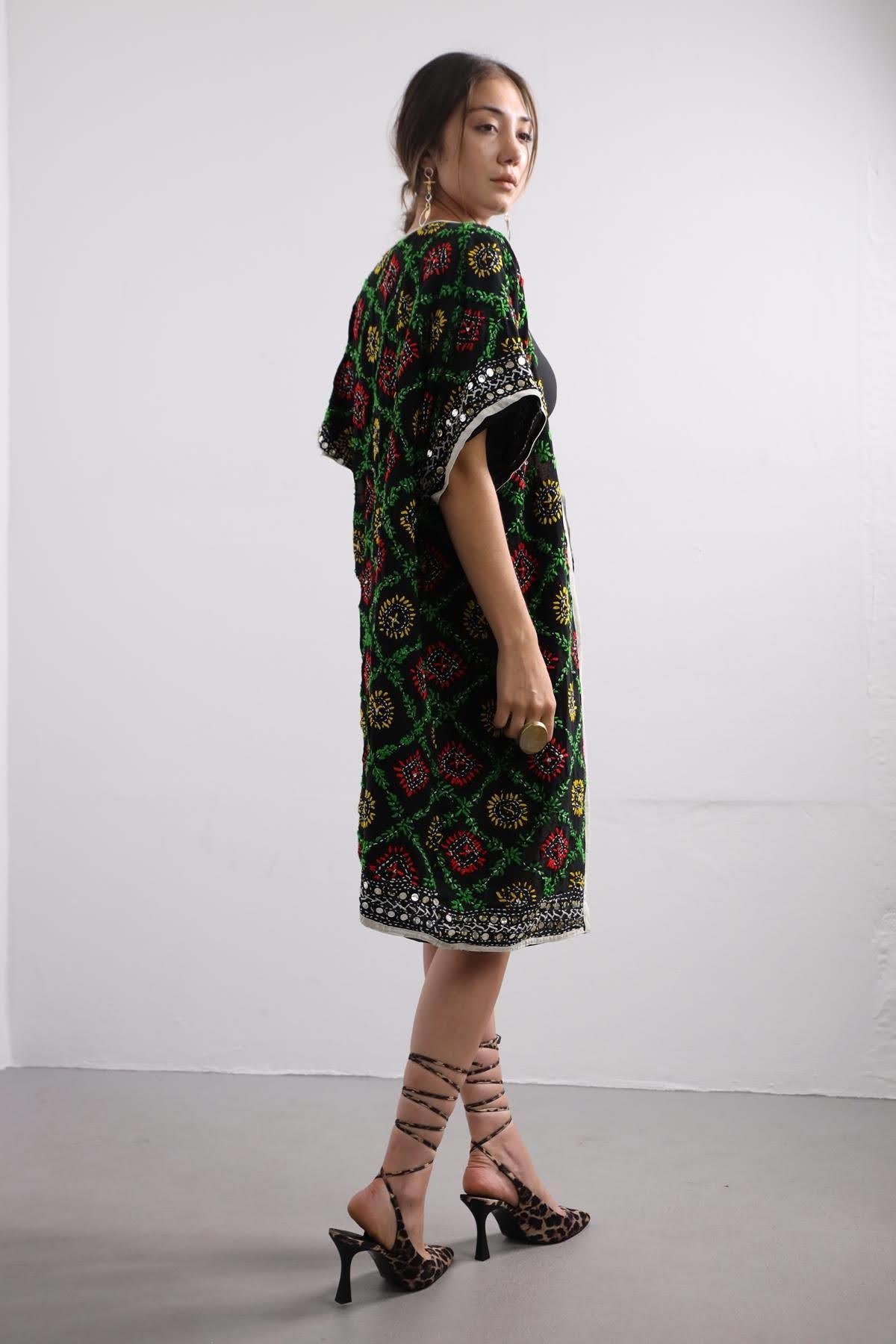  Siyah İşlemeli Kolu Kısa Bohem Kaftan