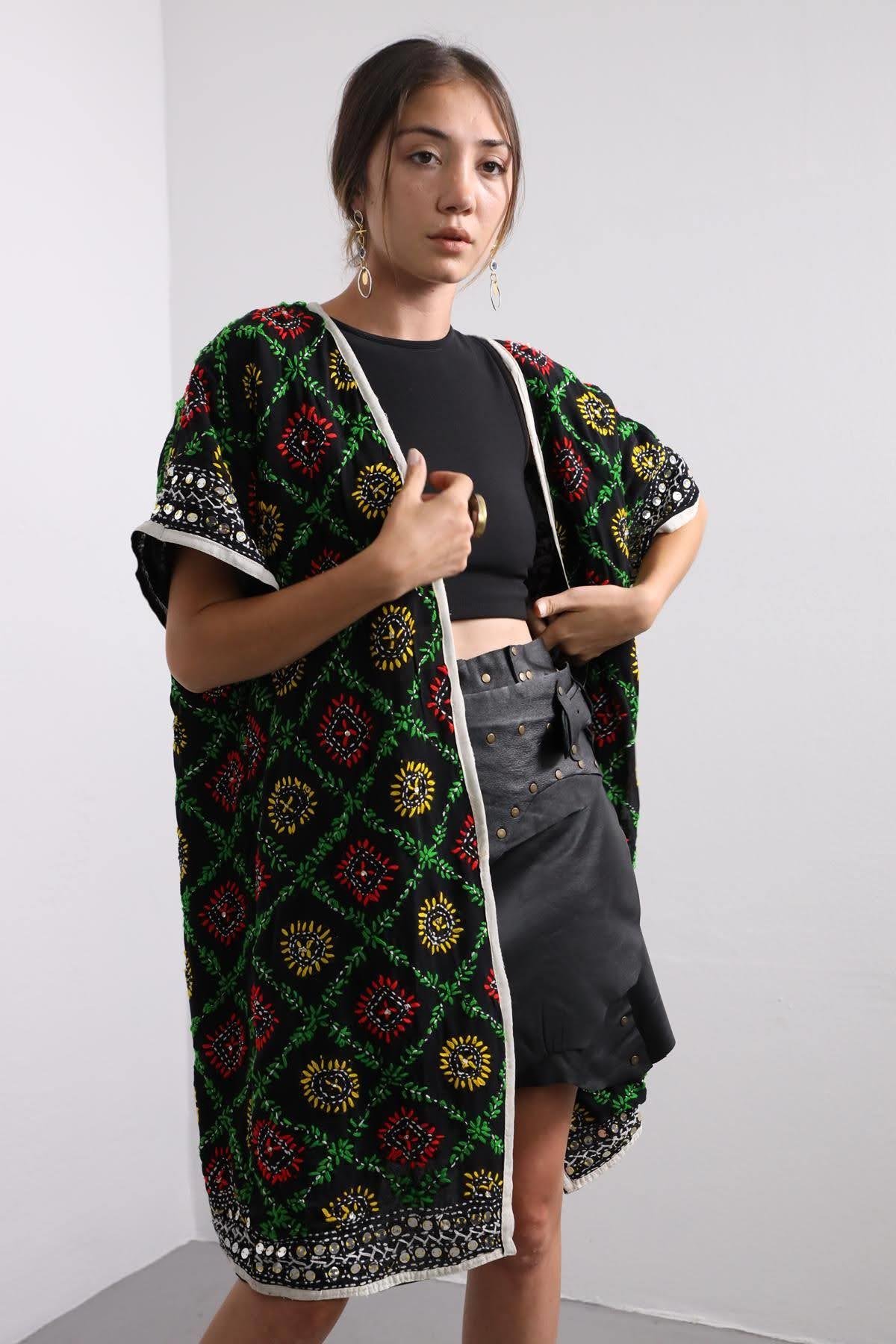  Siyah İşlemeli Kolu Kısa Bohem Kaftan