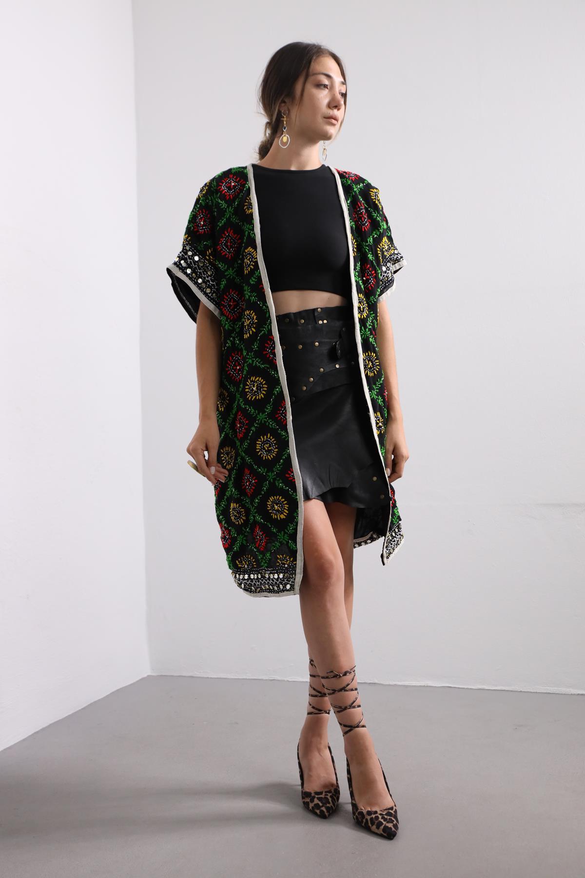  Siyah İşlemeli Kolu Kısa Bohem Kaftan