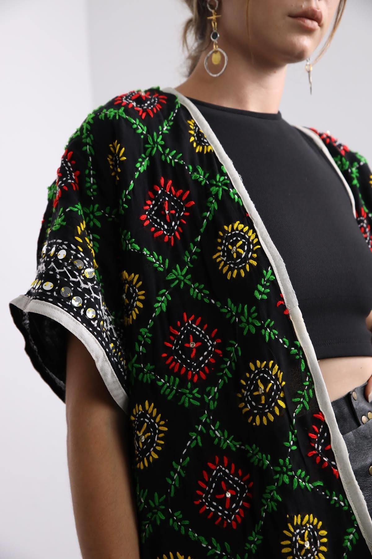  Siyah İşlemeli Kolu Kısa Bohem Kaftan