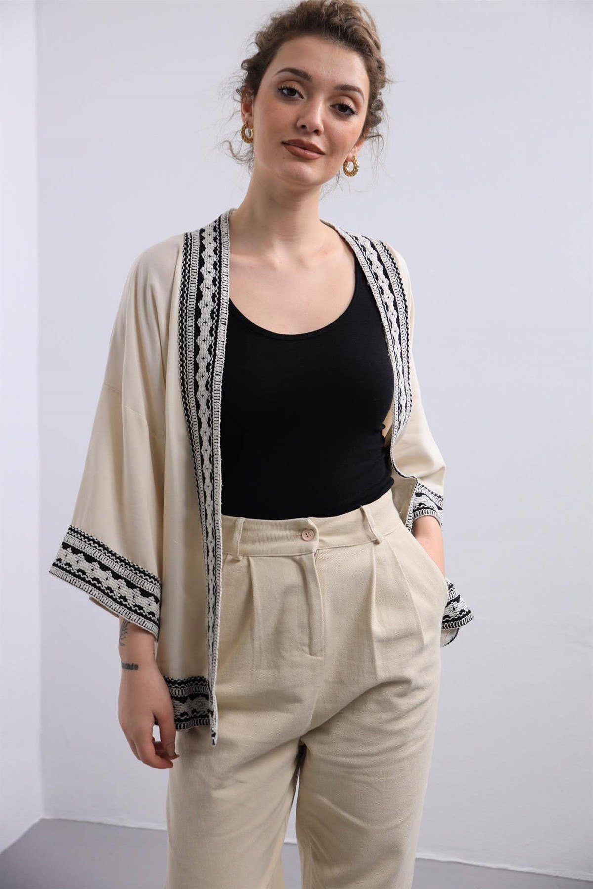 Taş Rengi Yakası İşlemeli Kısa Kimono - Şaman Butik - Bohem Giyim ve Aksesuar | Kadın & Erkek Taş Rengi Yakası İşlemeli Kısa Kimono