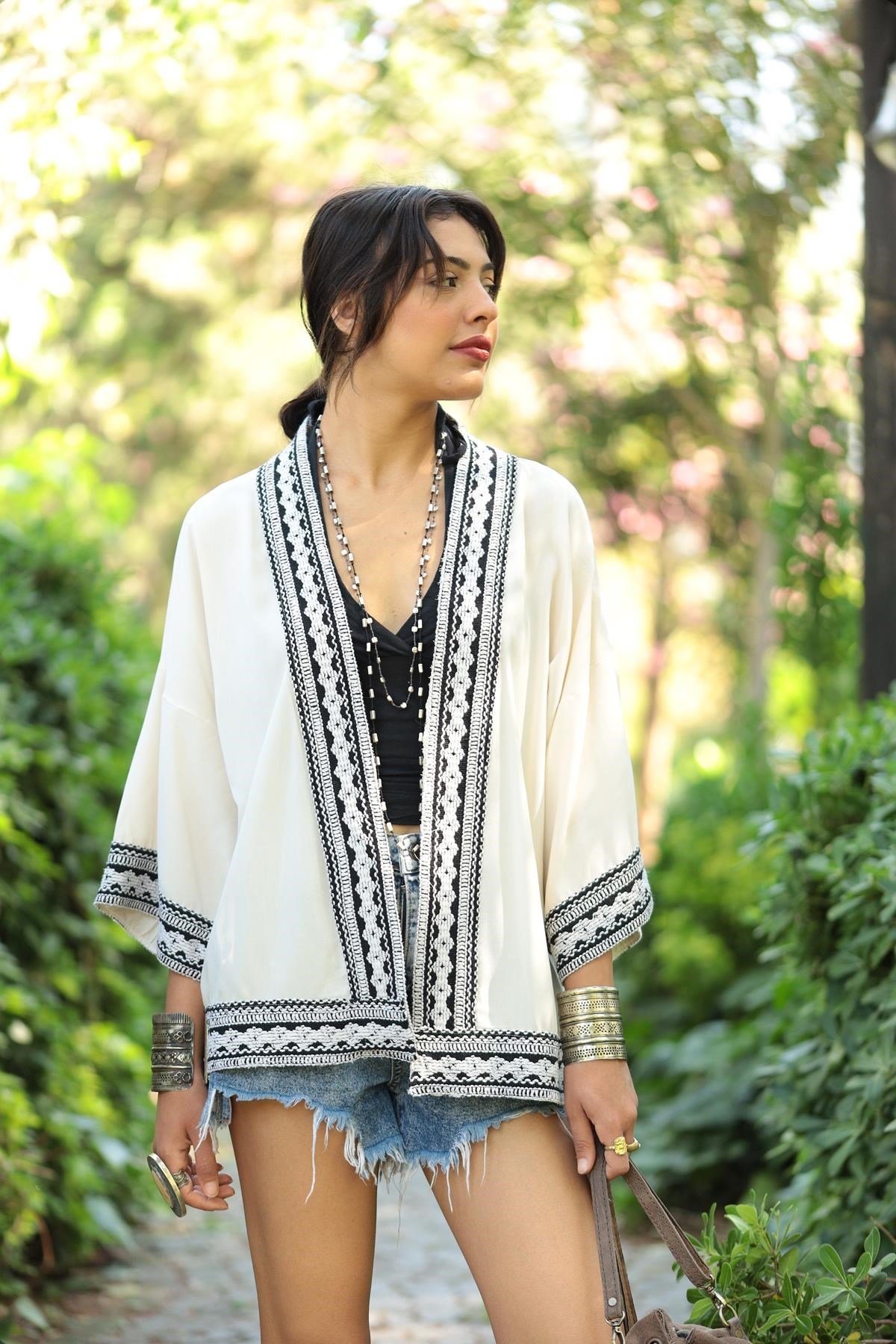 Taş Rengi Yakası İşlemeli Kısa Kimono - Şaman Butik Taş Rengi Yakası İşlemeli Kısa Kimono
