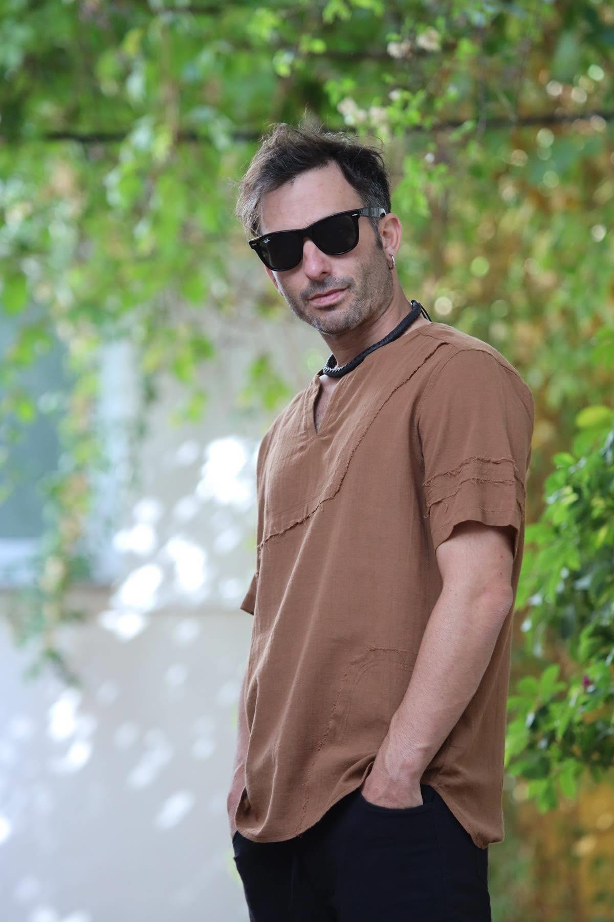 Kahverengi Kesik Yaka Dikiş Detaylı Erkek Tshirt
