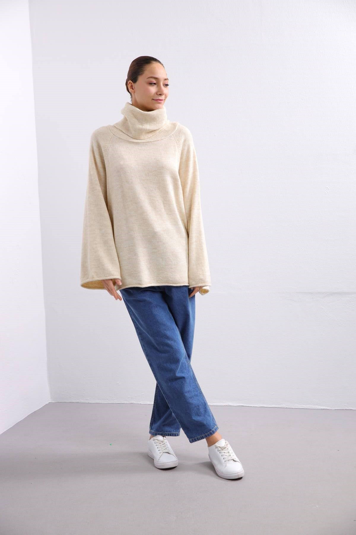  Krem Rengi Boğazlı Oversize Triko Kazak