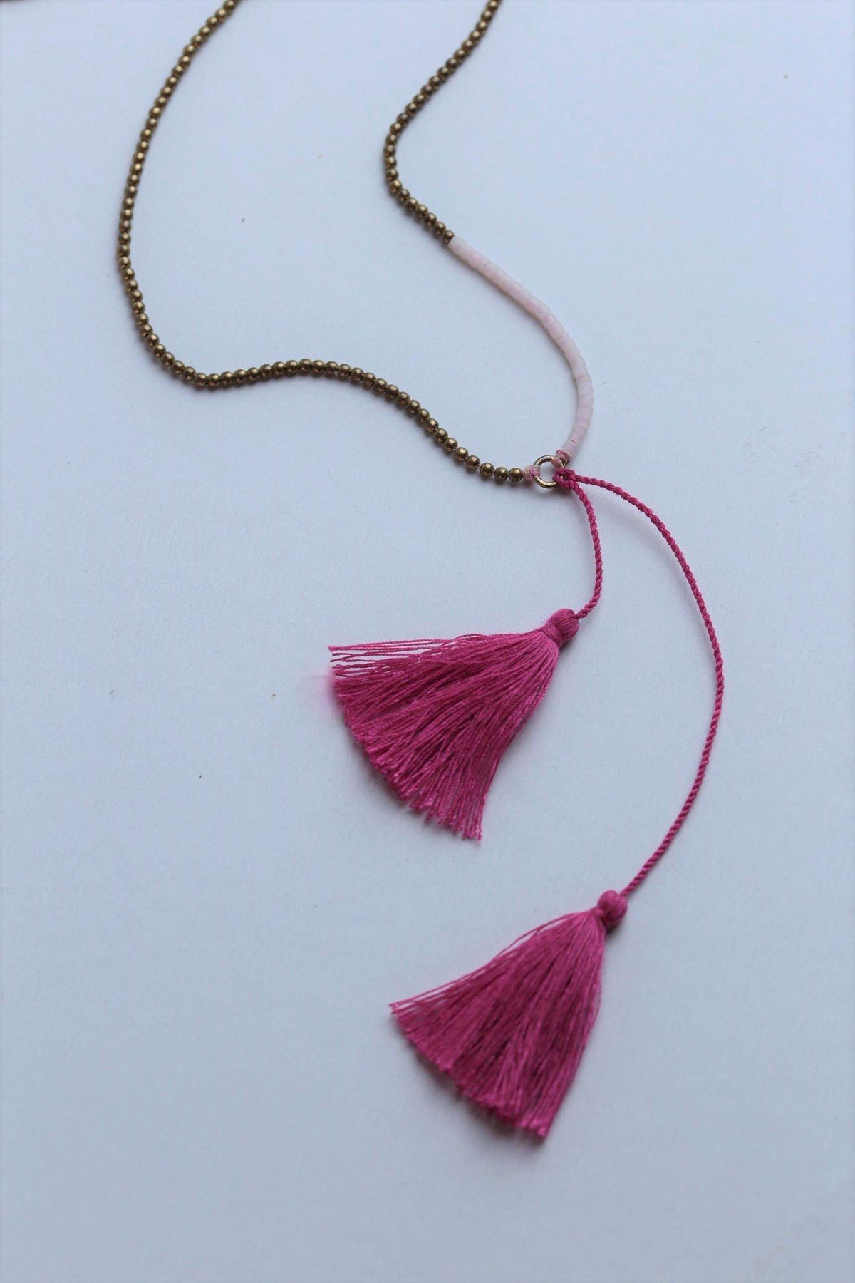 Pembe Püskül Detaylı Doğal Taşlı Bronz Kolye - Şaman Butik Pembe Püskül Detaylı Doğal Taşlı Bronz Kolye