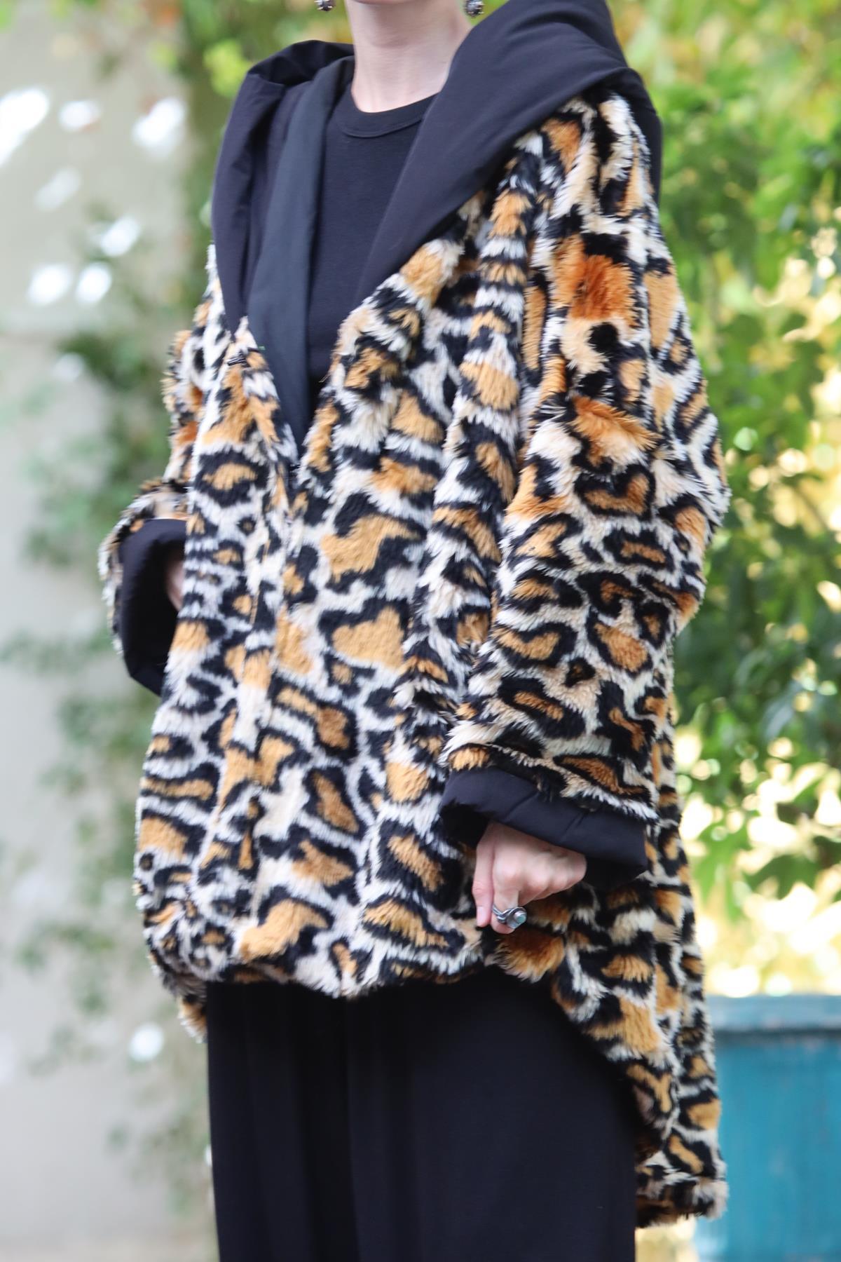 Leopar Desenli Kürklü Arkası Uzun Kapüşonlu Mont
