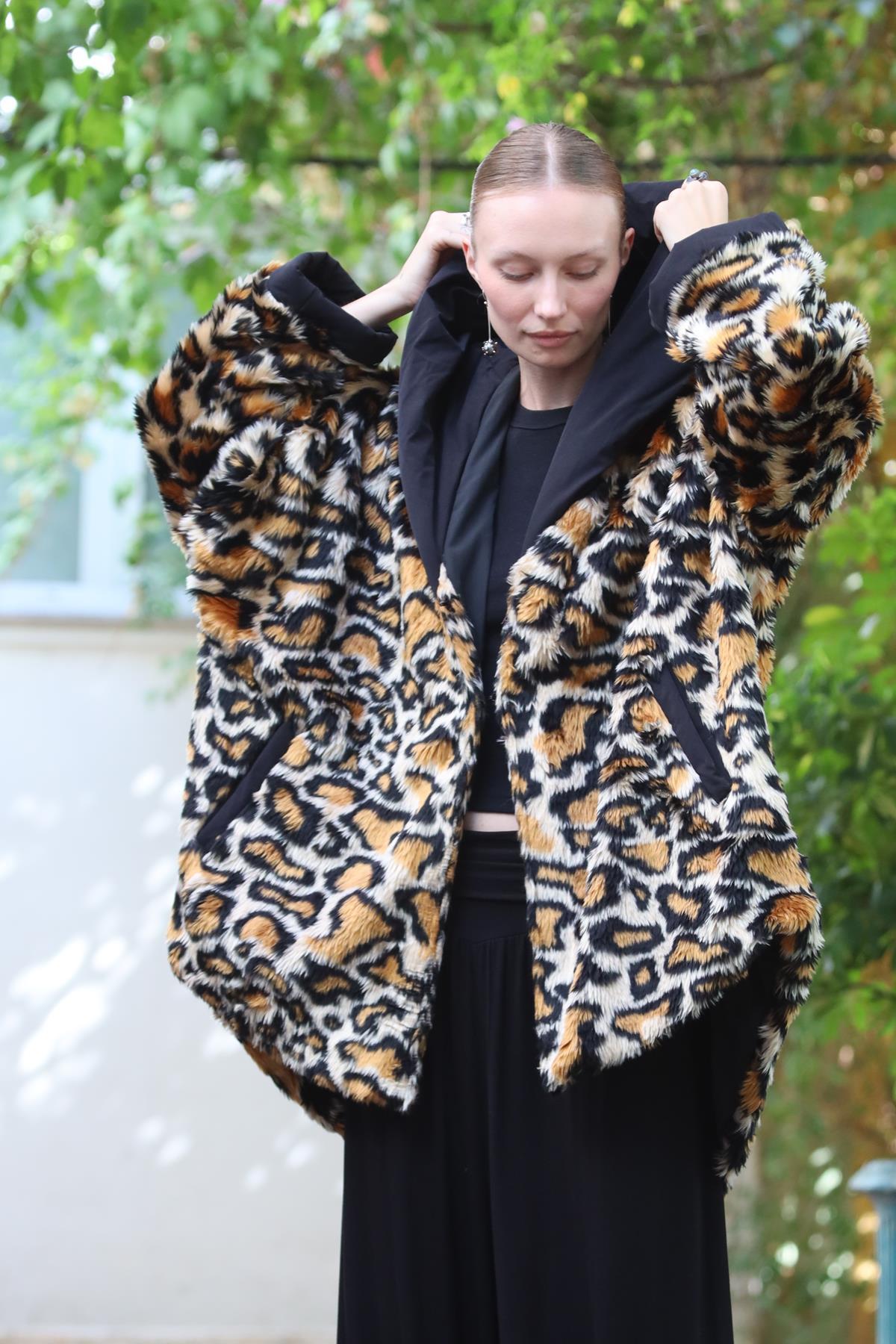Leopar Desenli Kürklü Arkası Uzun Kapüşonlu Mont
