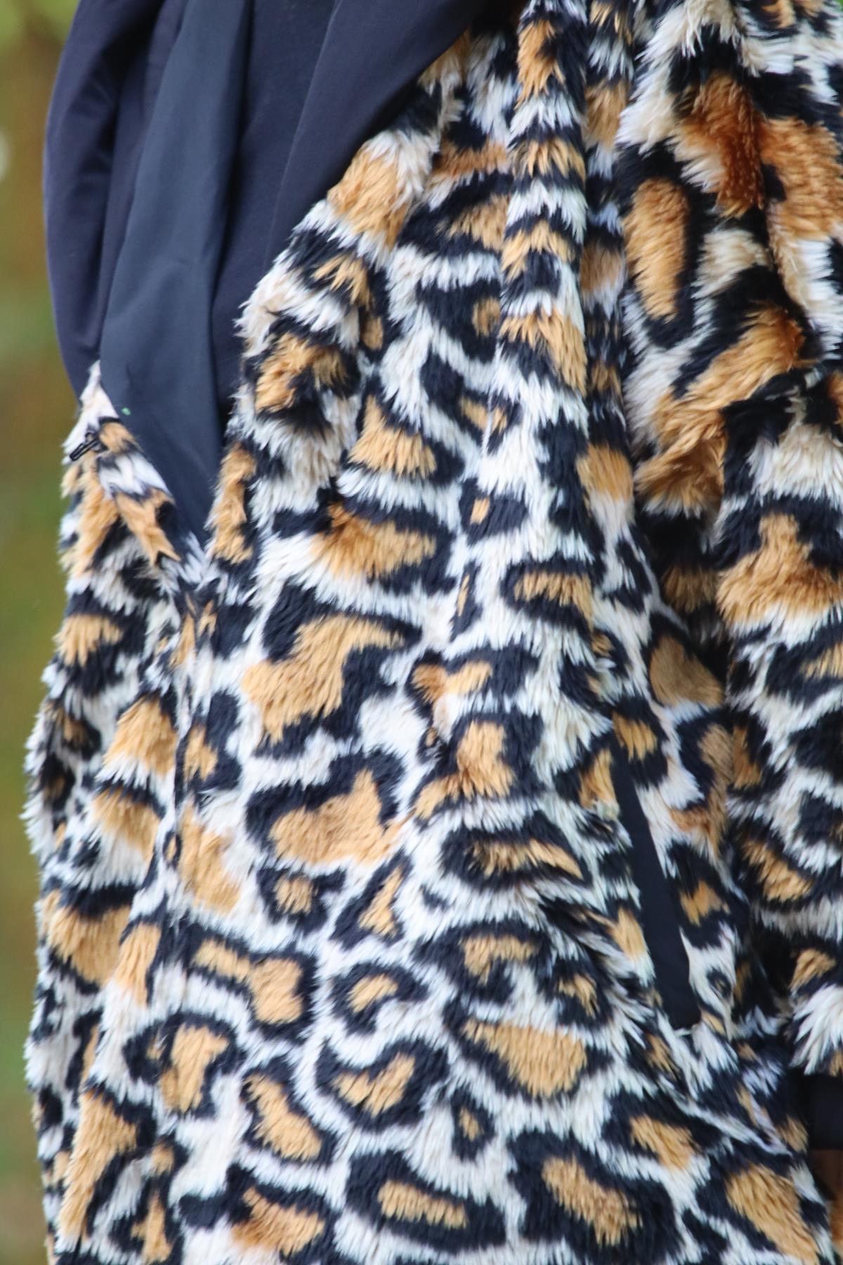 Leopar Desenli Kürklü Arkası Uzun Kapüşonlu Mont