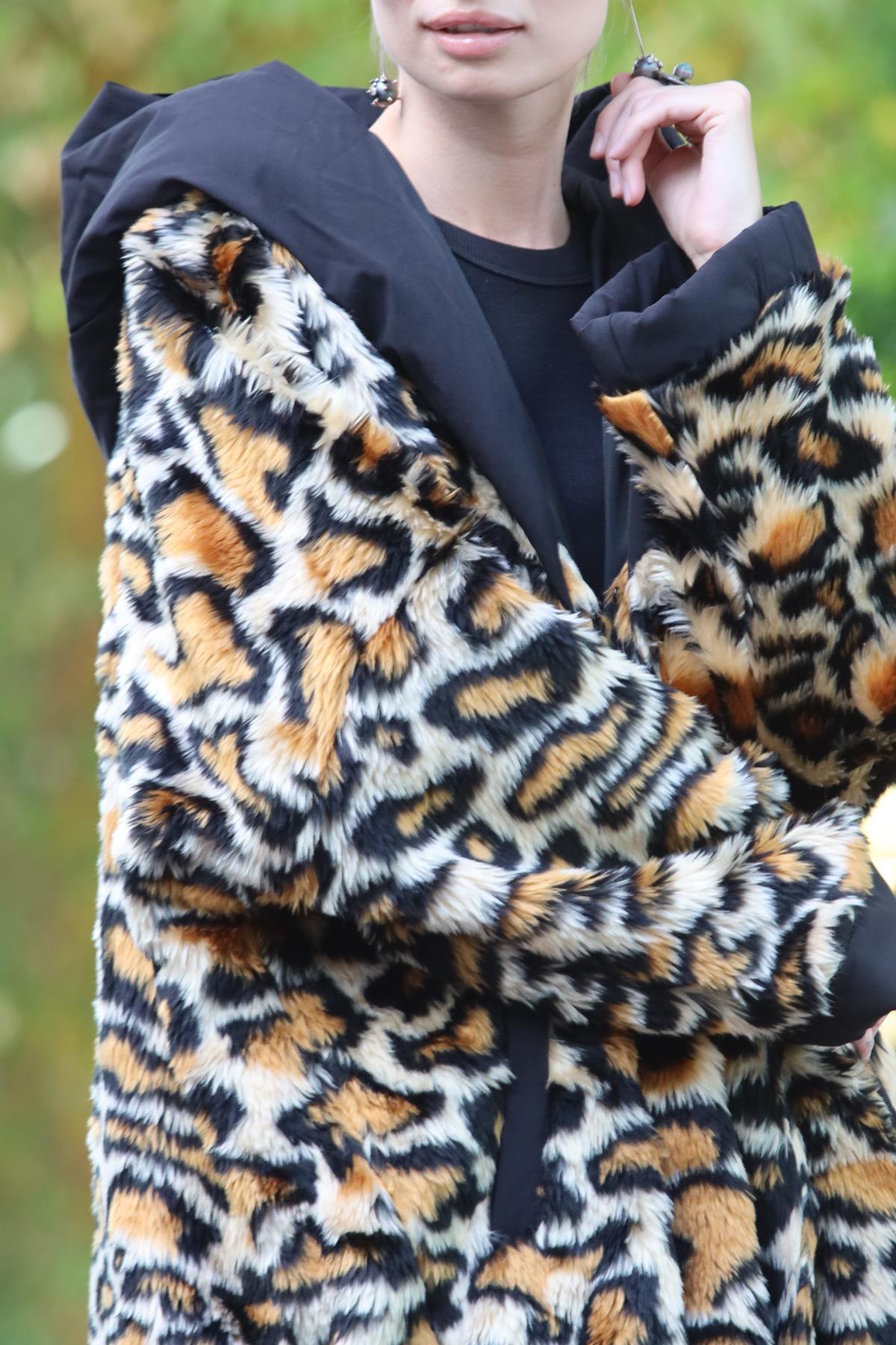 Leopar Desenli Kürklü Arkası Uzun Kapüşonlu Mont