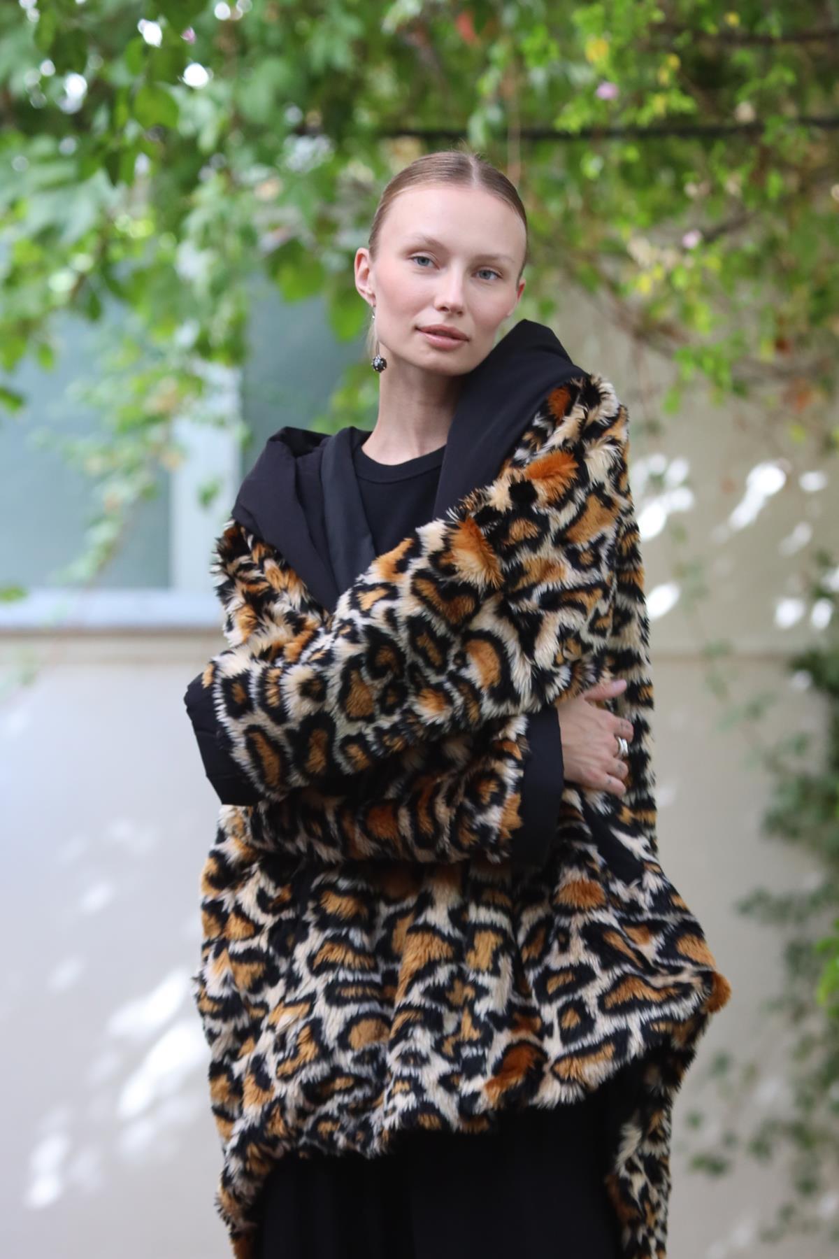 Leopar Desenli Kürklü Arkası Uzun Kapüşonlu Mont