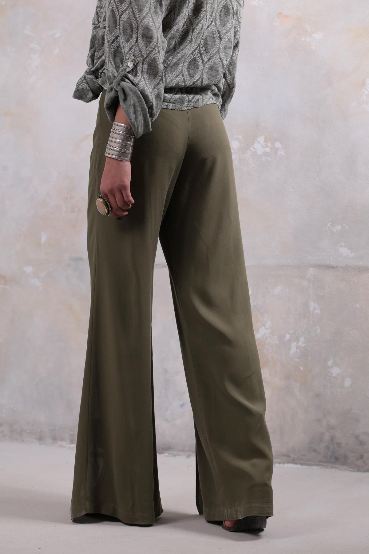 Haki Bağcıklı Yırtmaç Detaylı Pantolon ​​​​​​​- Şaman Butik Haki Bağcıklı Yırtmaç Detaylı Pantolon
