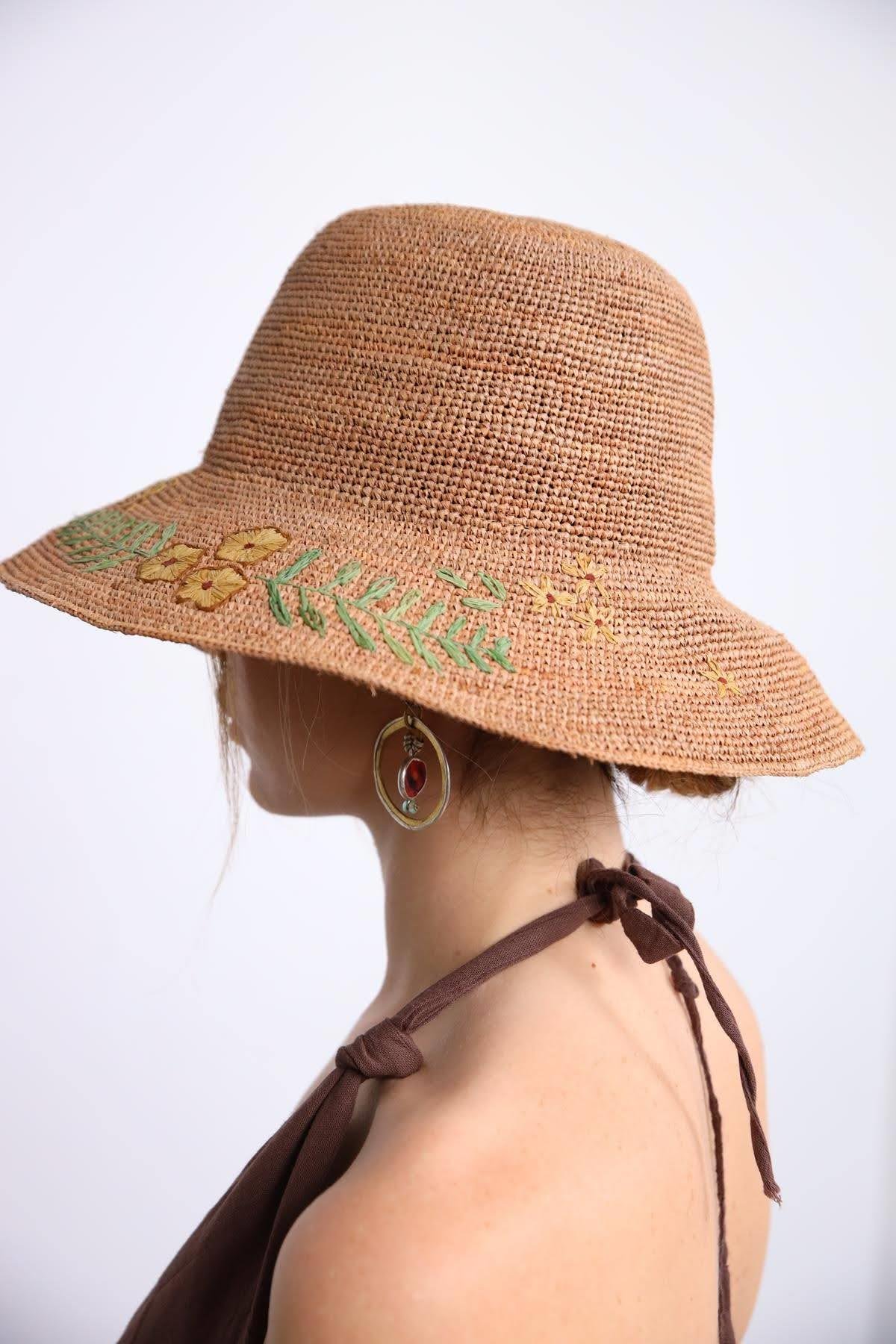 Camel Rengi Çiçek İşlemeli Rafya Şapka - Şaman Butik Camel Rengi Çiçek İşlemeli Rafya Şapka
